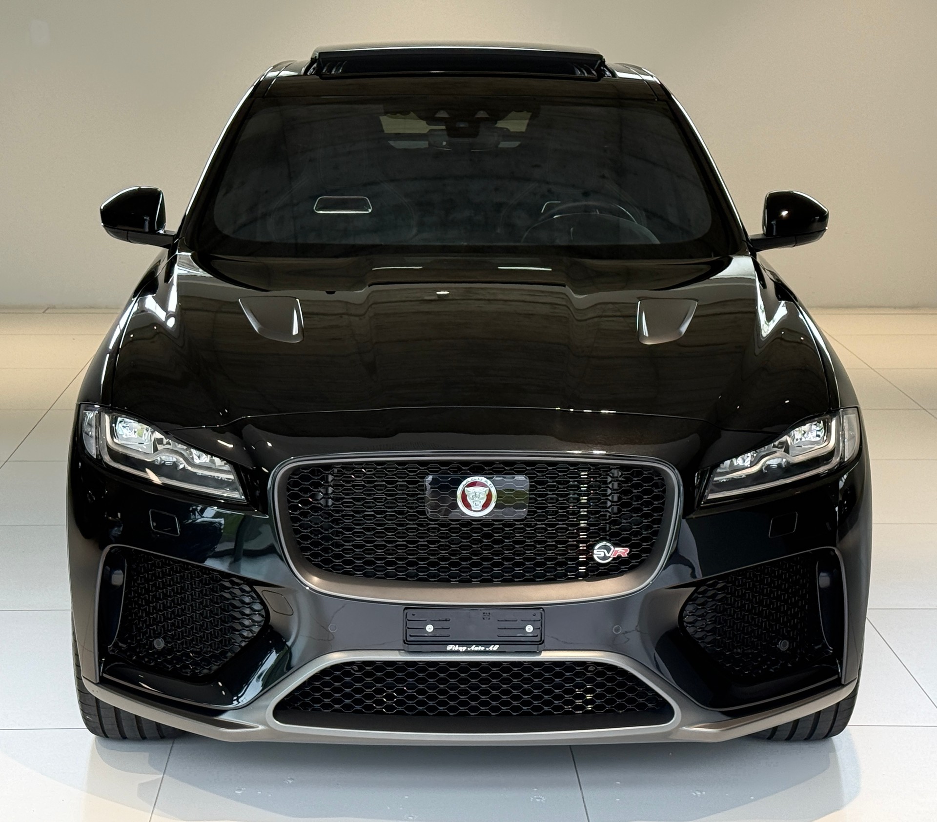 JAGUAR F-Pace 5.0 V8 SVR AWD Automatik ***CH-Fahrzeug aus 1. Hand***NP. Fr. 135'900.-***SVR-Sportsitze***All-Black***-image-1