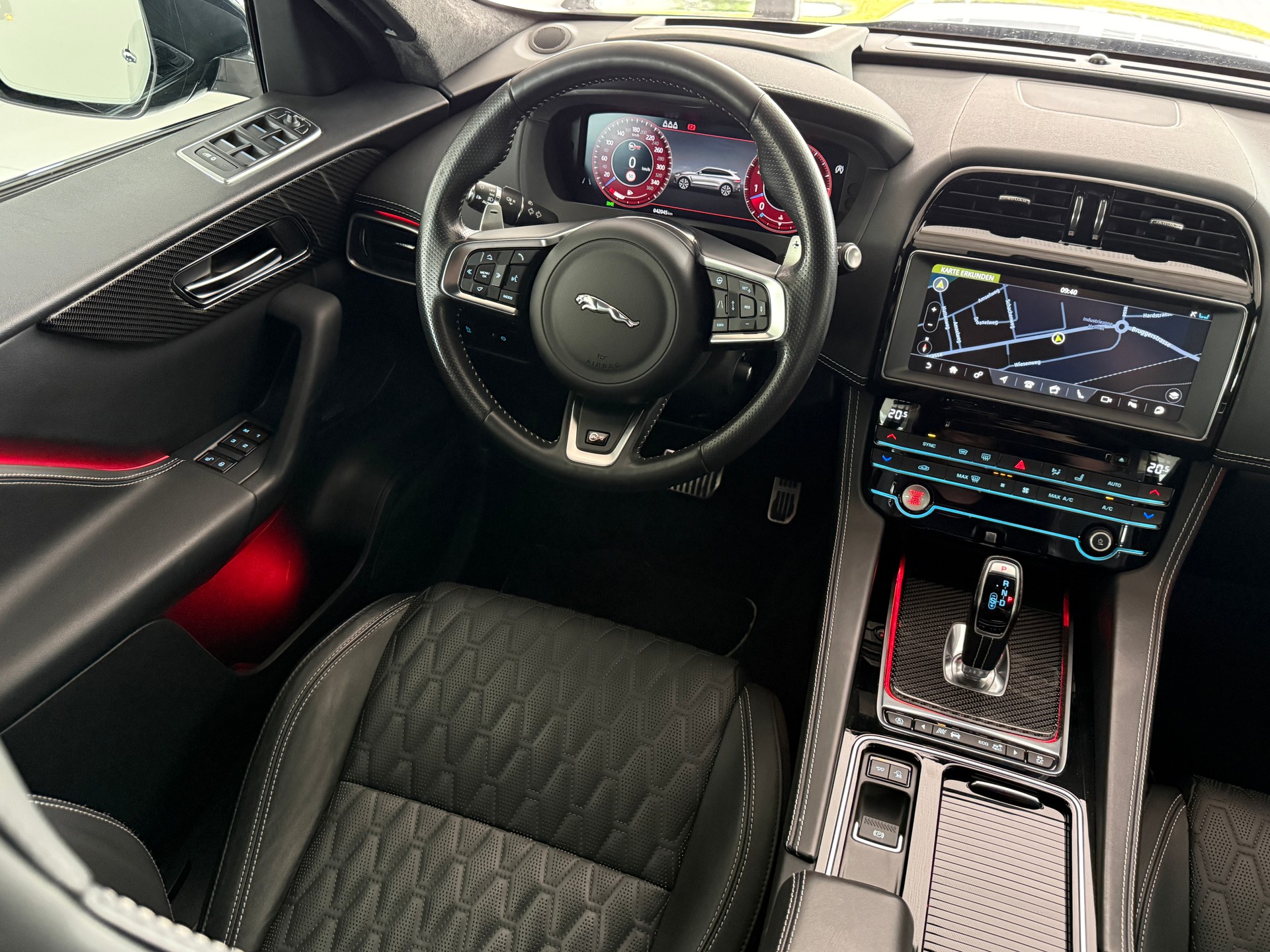 JAGUAR F-Pace 5.0 V8 SVR AWD Automatik ***CH-Fahrzeug aus 1. Hand***NP. Fr. 135'900.-***SVR-Sportsitze***All-Black***-image-18