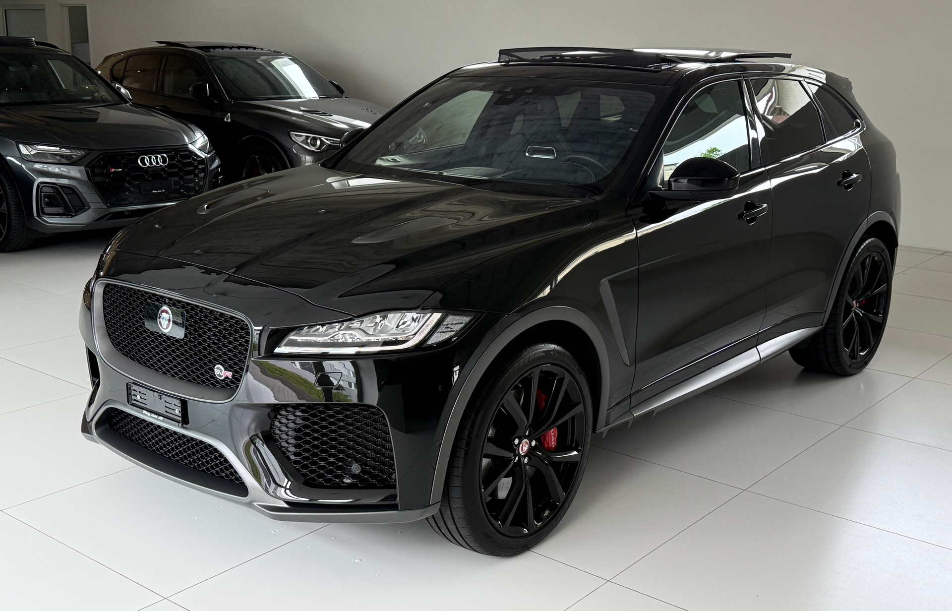 JAGUAR F-Pace 5.0 V8 SVR AWD Automatik ***CH-Fahrzeug aus 1. Hand***NP. Fr. 135'900.-***SVR-Sportsitze***All-Black***-image-6
