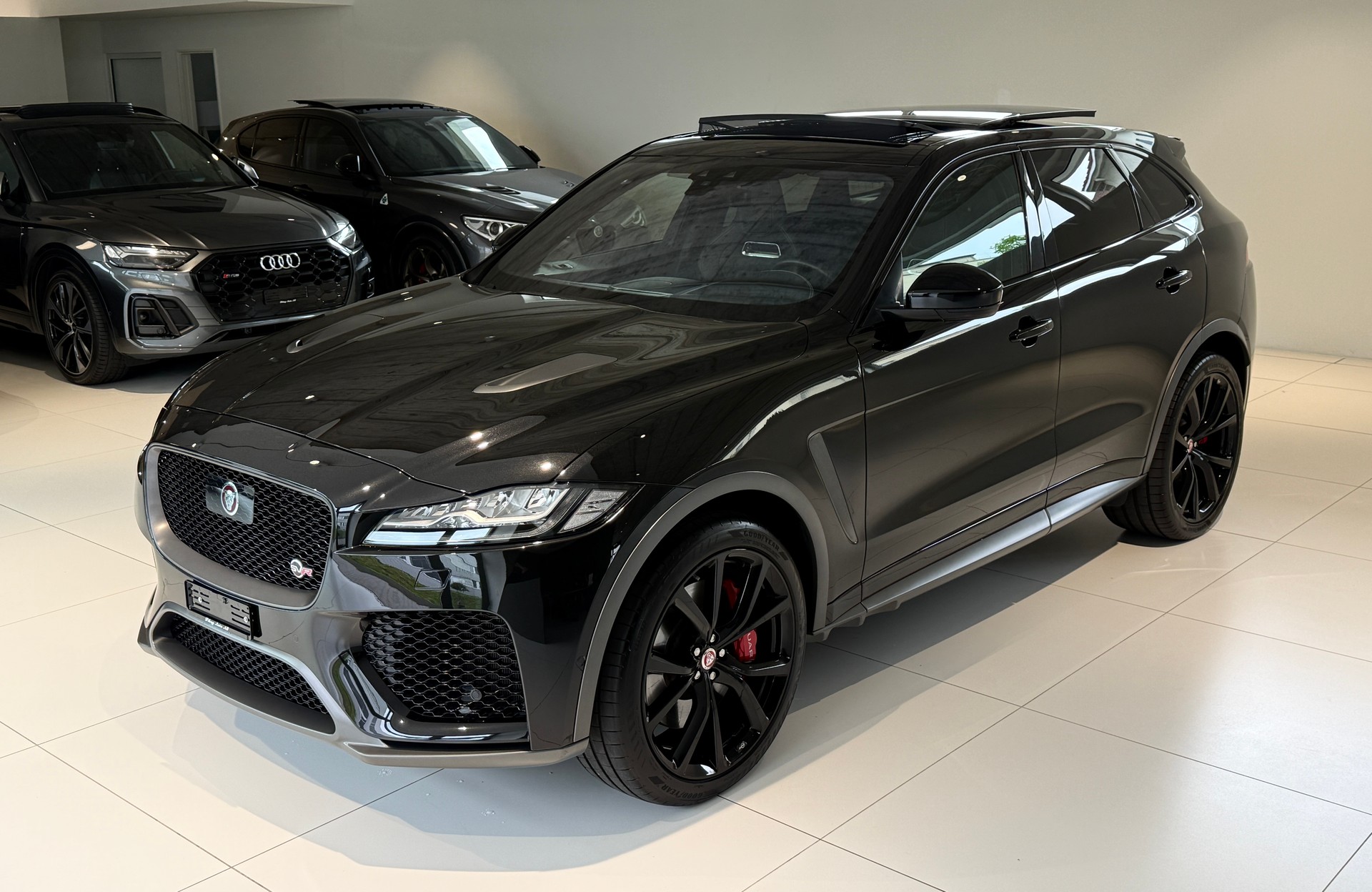 JAGUAR F-Pace 5.0 V8 SVR AWD Automatik ***CH-Fahrzeug aus 1. Hand***NP. Fr. 135'900.-***SVR-Sportsitze***All-Black***-image-4
