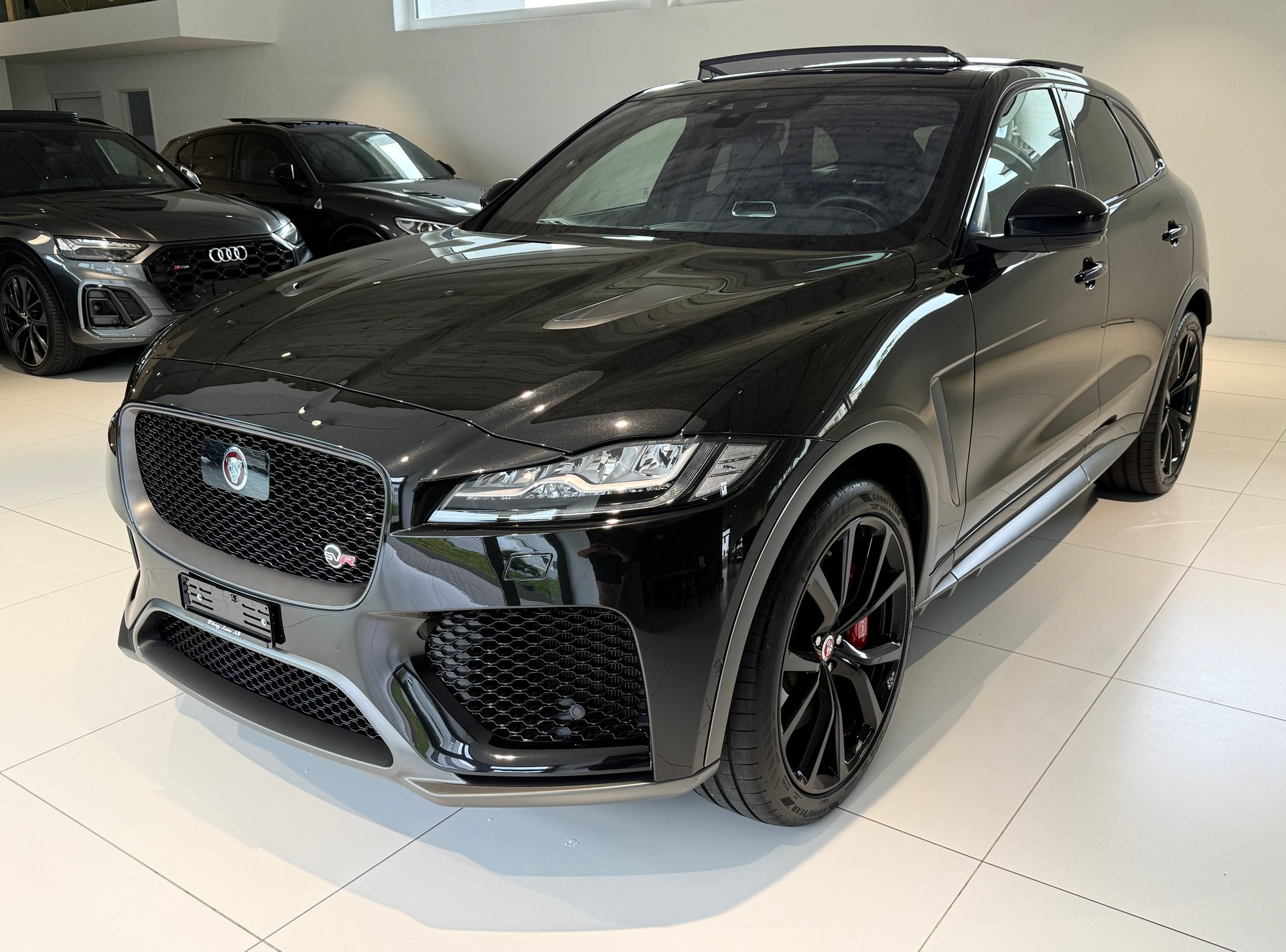 JAGUAR F-Pace 5.0 V8 SVR AWD Automatik ***CH-Fahrzeug aus 1. Hand***NP. Fr. 135'900.-***SVR-Sportsitze***All-Black***-image-5