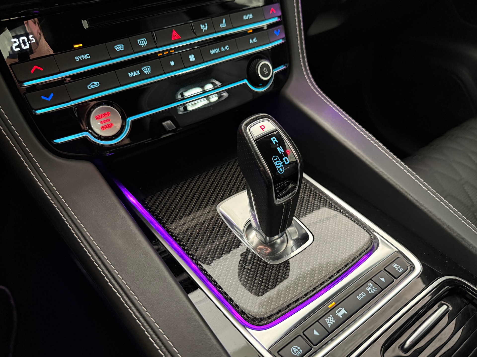 JAGUAR F-Pace 5.0 V8 SVR AWD Automatik ***CH-Fahrzeug aus 1. Hand***NP. Fr. 135'900.-***SVR-Sportsitze***All-Black***-image-27