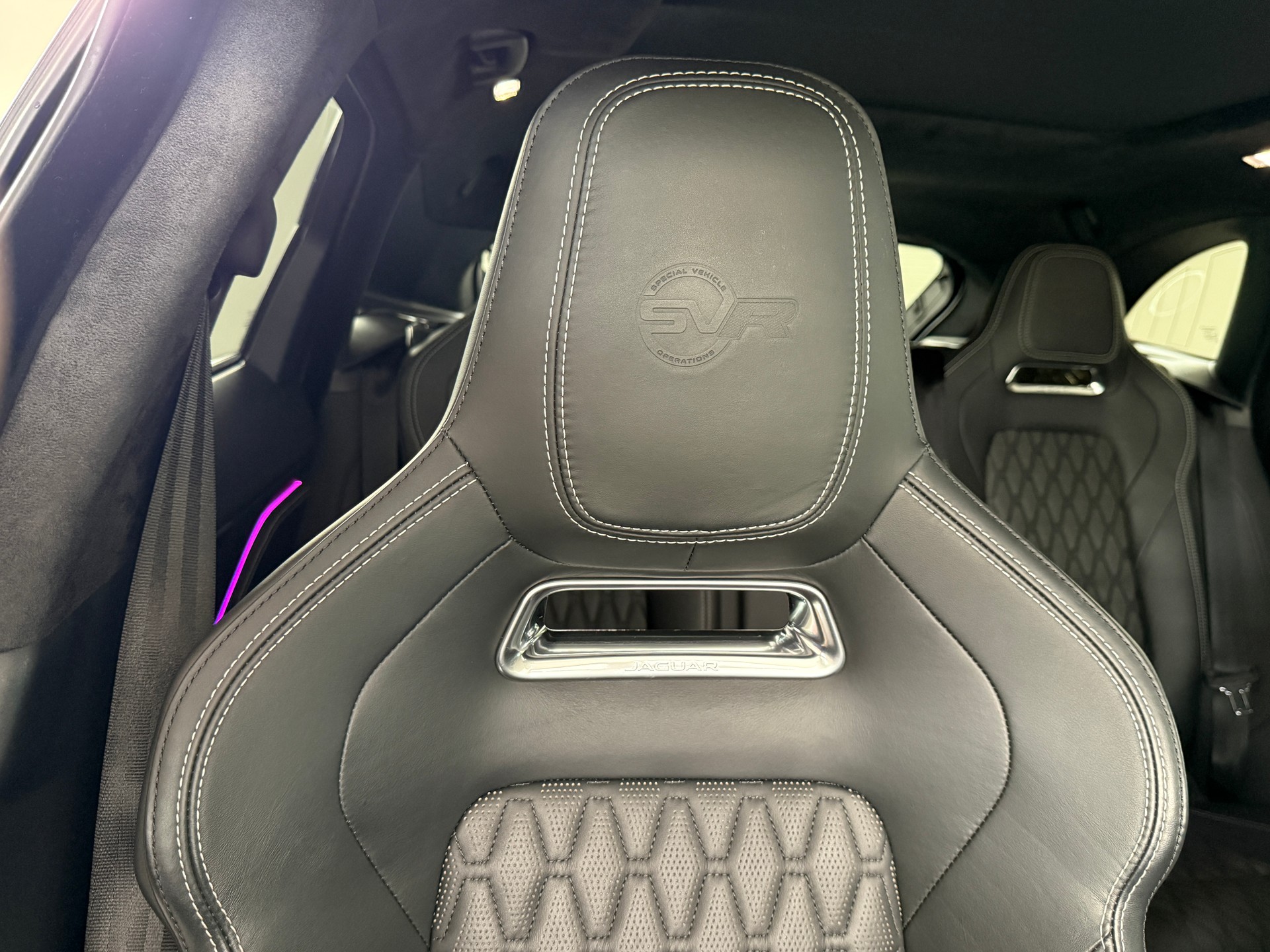 JAGUAR F-Pace 5.0 V8 SVR AWD Automatik ***CH-Fahrzeug aus 1. Hand***NP. Fr. 135'900.-***SVR-Sportsitze***All-Black***-image-14