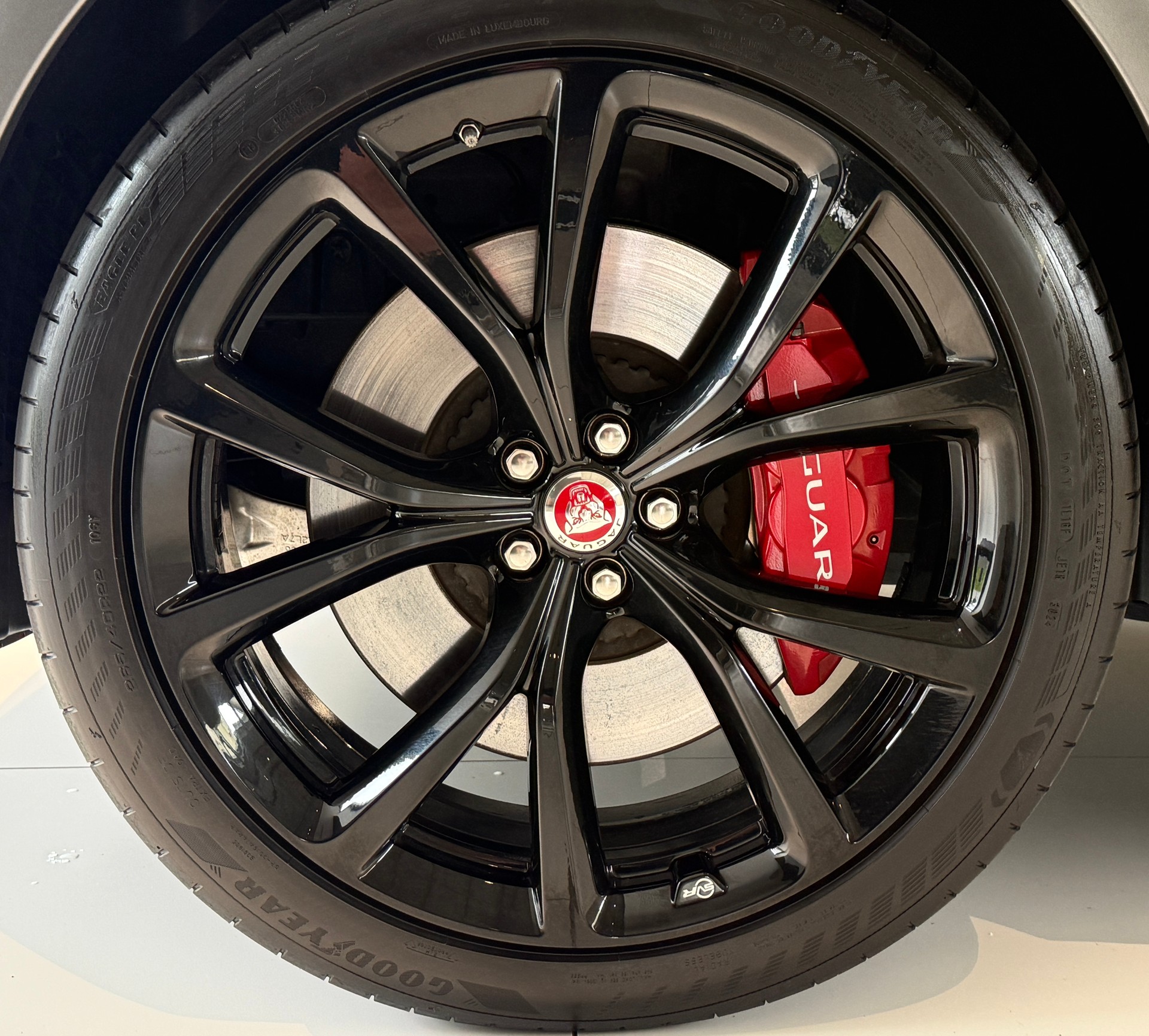 JAGUAR F-Pace 5.0 V8 SVR AWD Automatik ***CH-Fahrzeug aus 1. Hand***NP. Fr. 135'900.-***SVR-Sportsitze***All-Black***-image-3