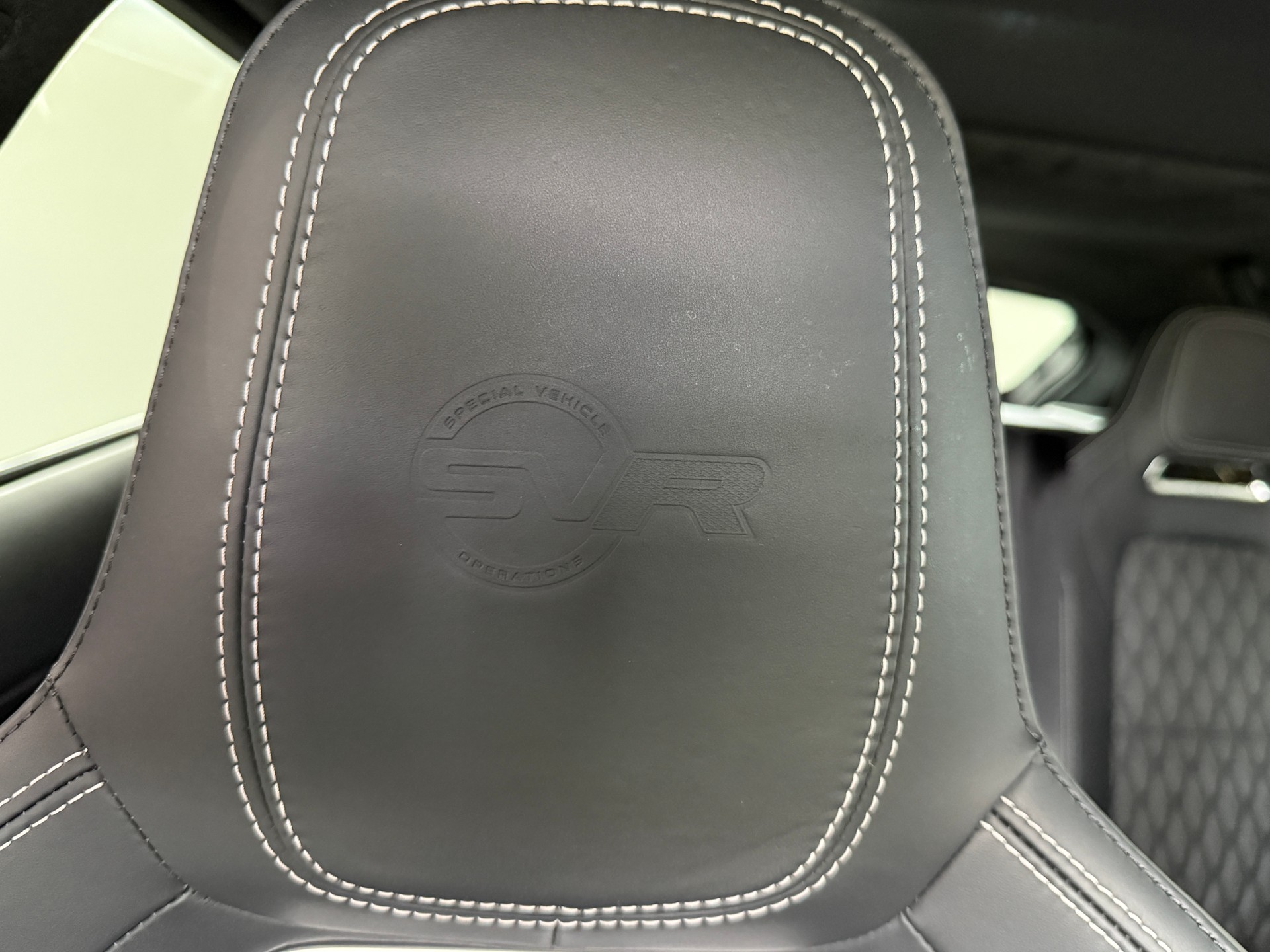 JAGUAR F-Pace 5.0 V8 SVR AWD Automatik ***CH-Fahrzeug aus 1. Hand***NP. Fr. 135'900.-***SVR-Sportsitze***All-Black***-image-15