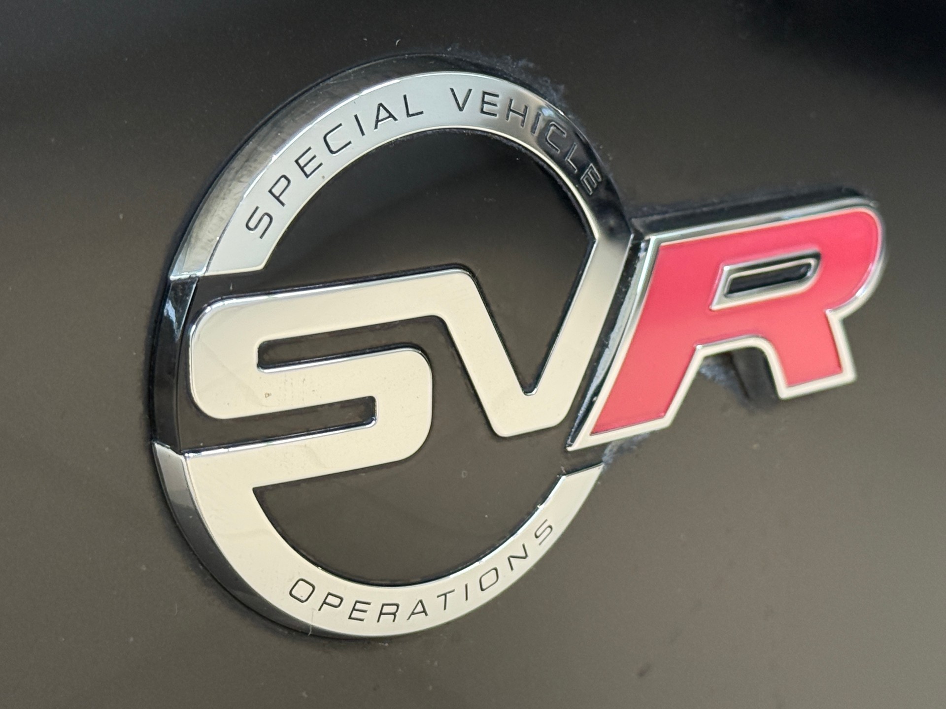 JAGUAR F-Pace 5.0 V8 SVR AWD Automatik ***CH-Fahrzeug aus 1. Hand***NP. Fr. 135'900.-***SVR-Sportsitze***All-Black***-image-2