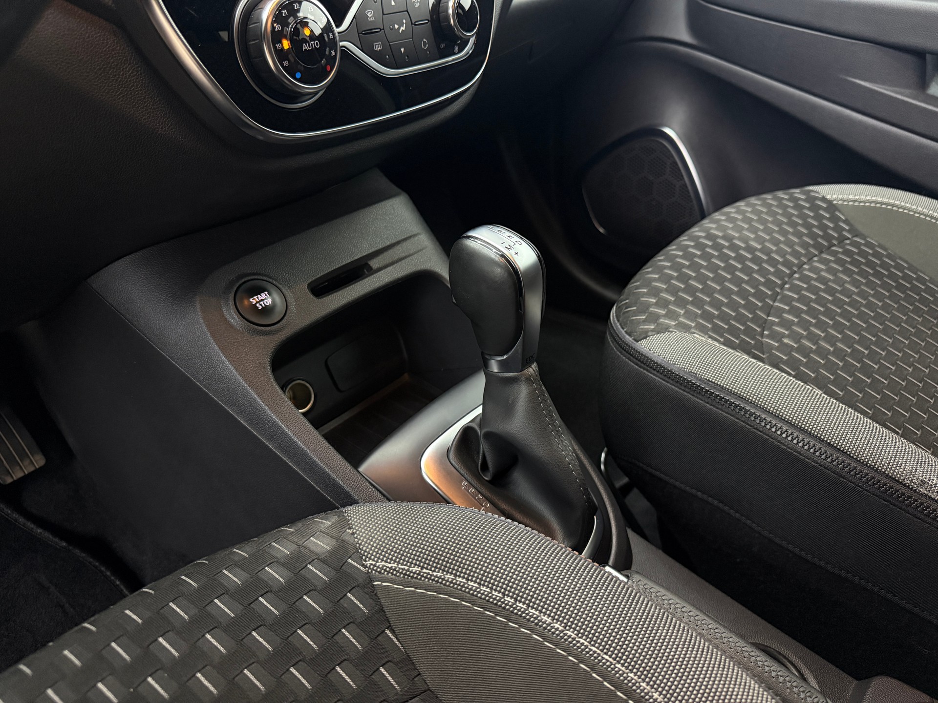 RENAULT Captur 1.3 T 16V Intens EDC-image-26