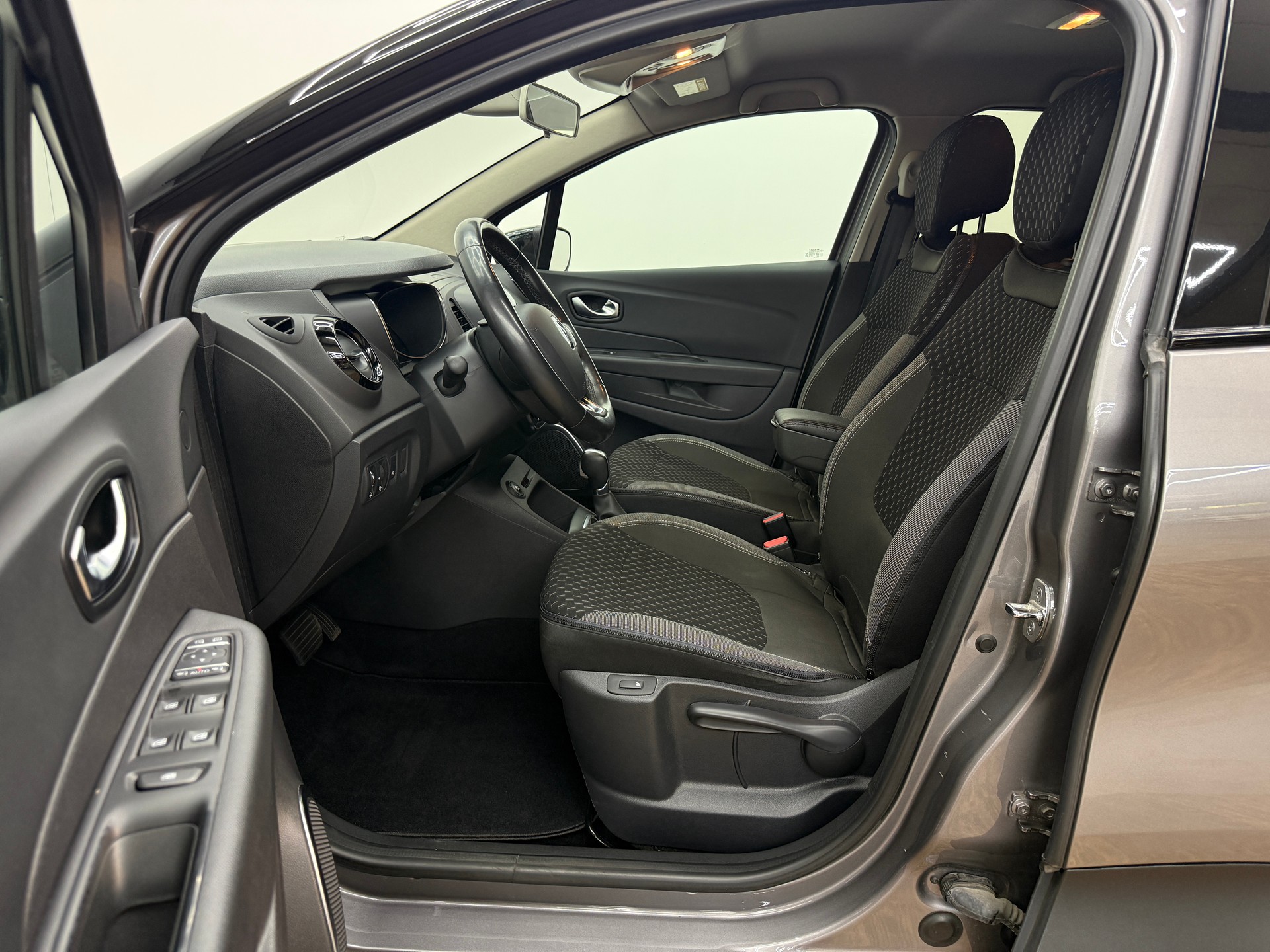 RENAULT Captur 1.3 T 16V Intens EDC-image-17