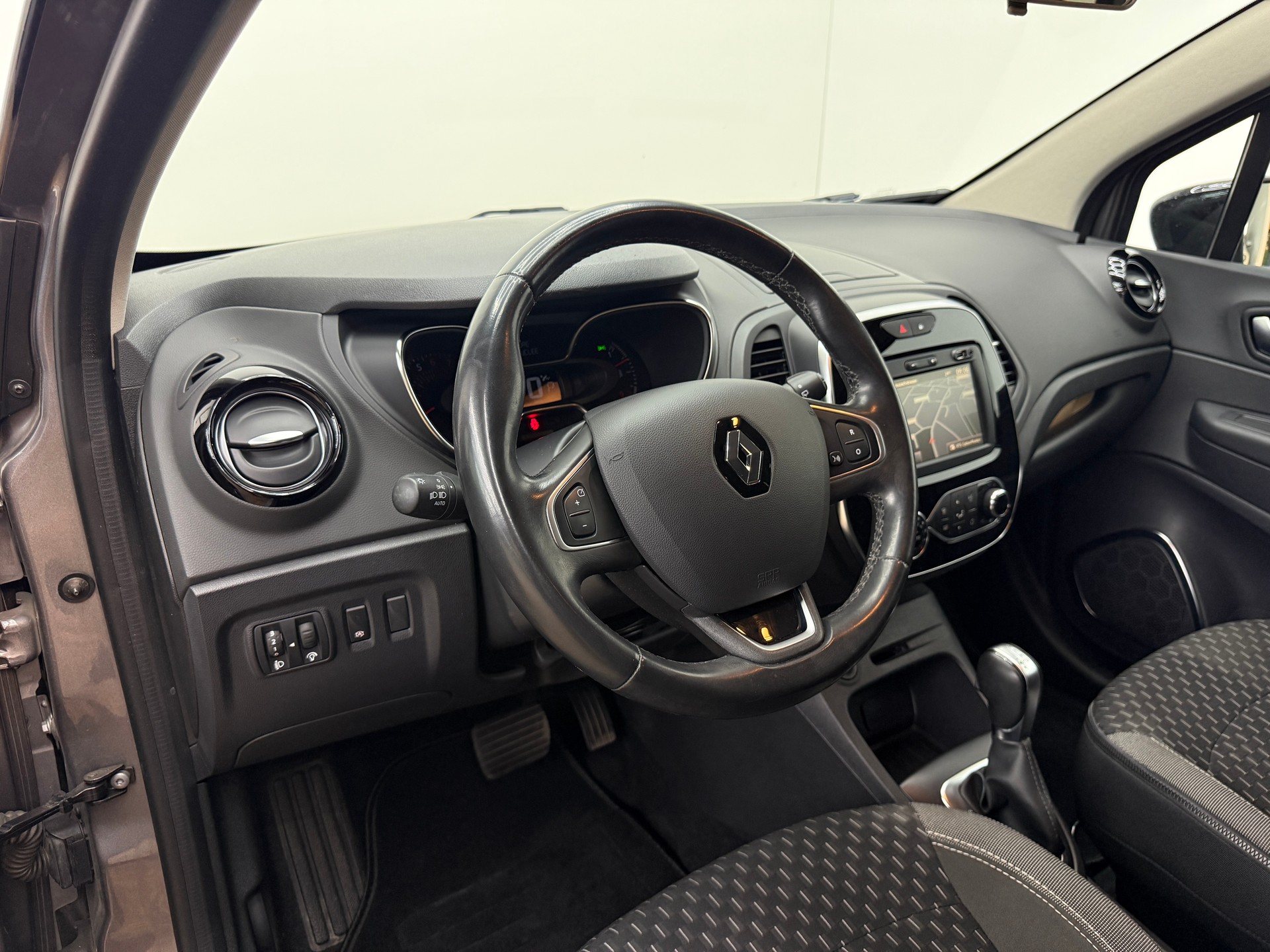 RENAULT Captur 1.3 T 16V Intens EDC-image-25