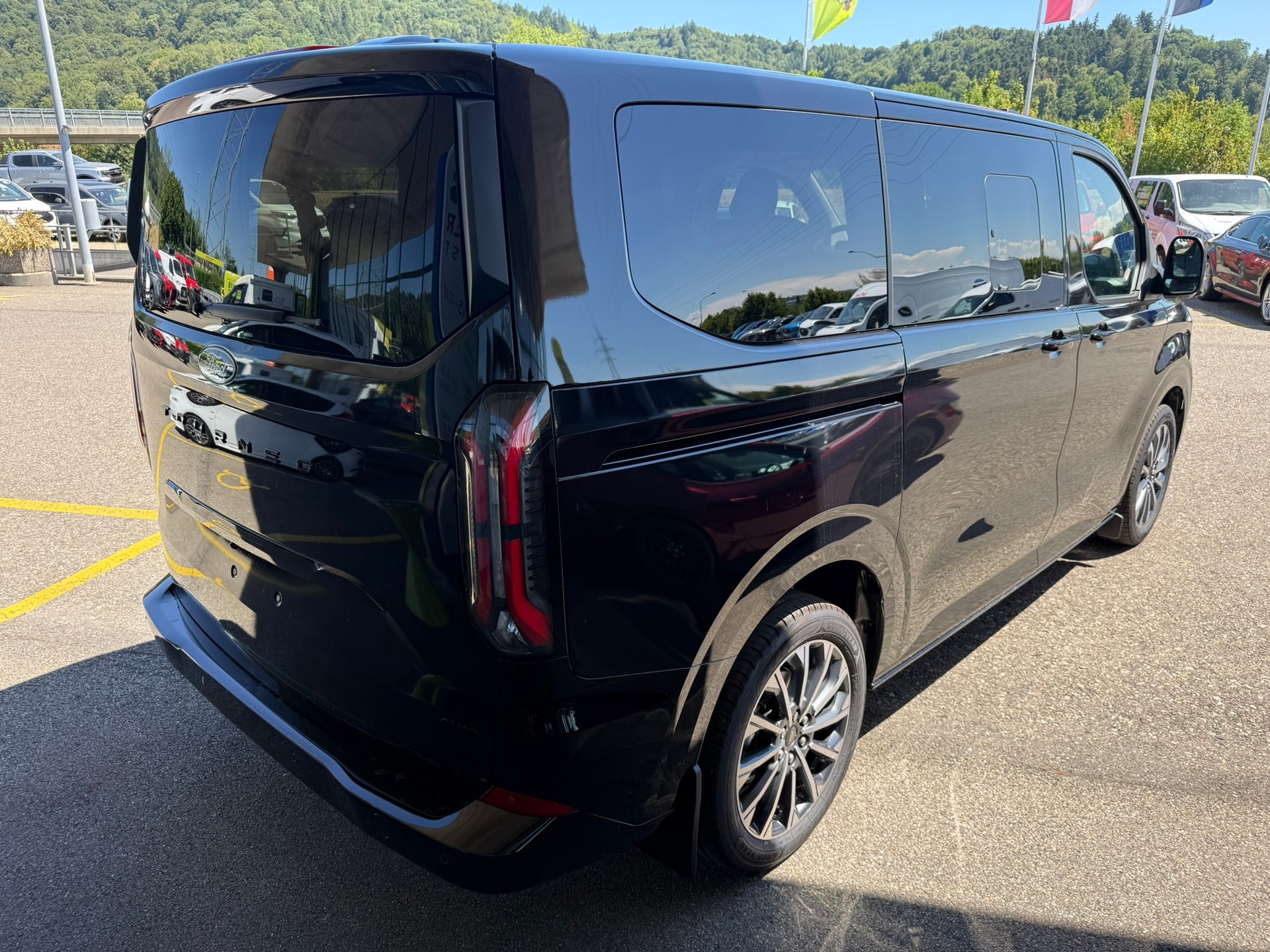 FORD Tourneo Bus 320 L1H1 TitaniumX Automat 4x4-image-5