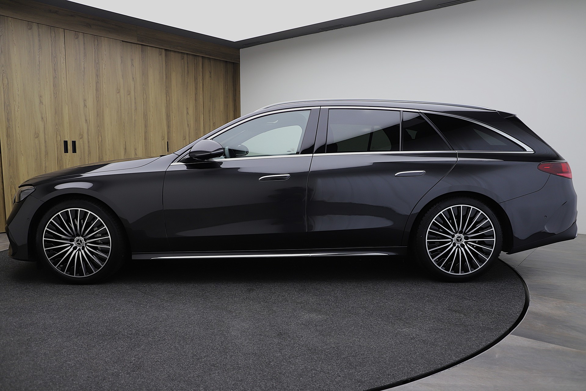 MERCEDES-BENZ E 220 d T 9G-Tronic AMG Line Advance-image-2