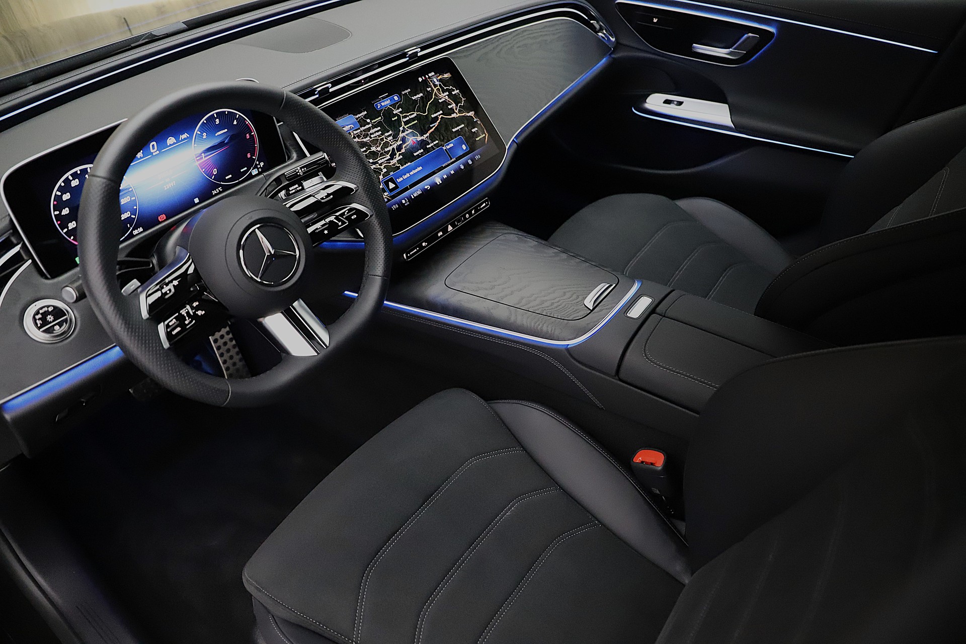 MERCEDES-BENZ E 220 d T 9G-Tronic AMG Line Advance-image-4