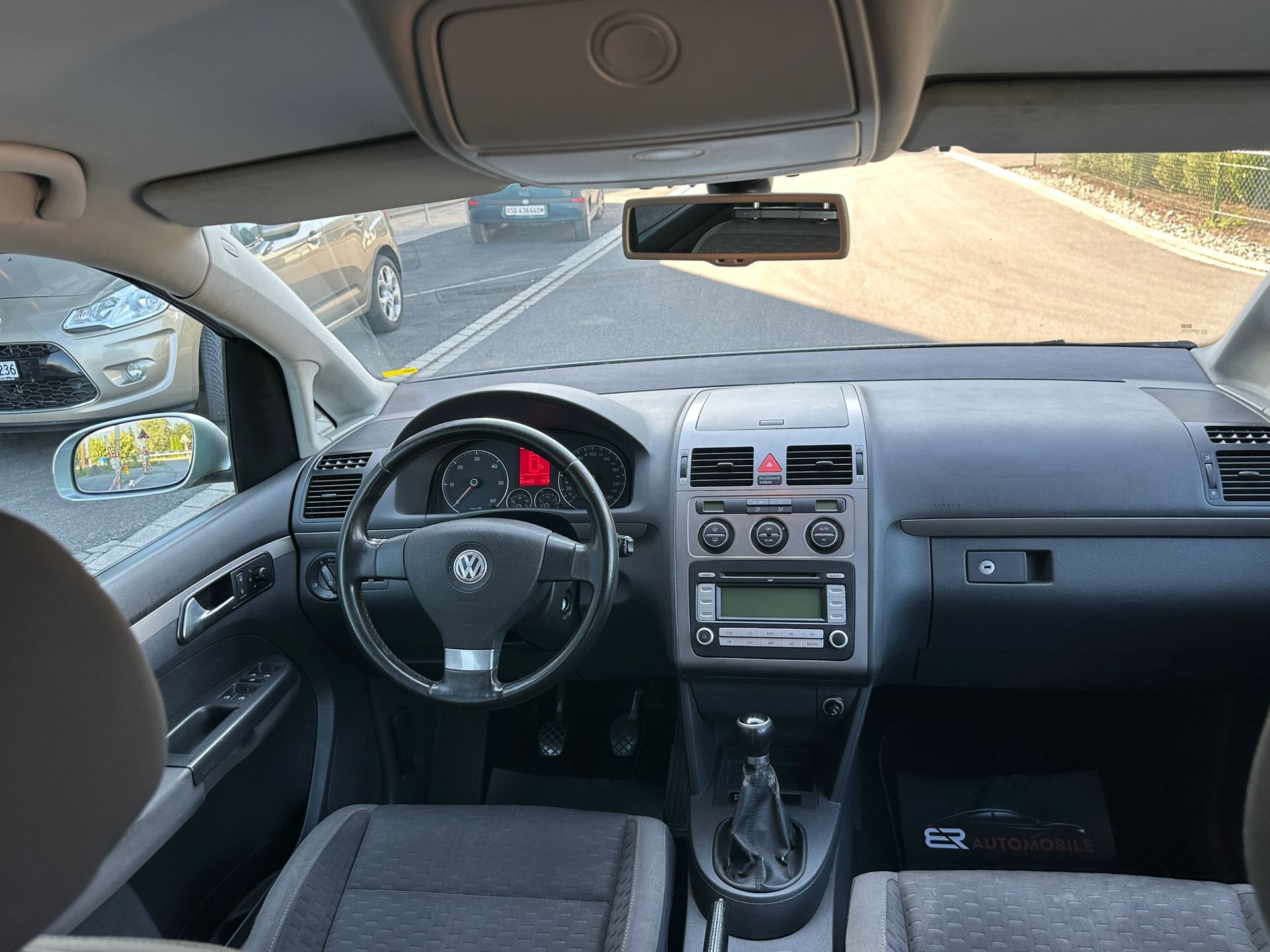 VW Touran 2.0 TDI Trendline-image-9