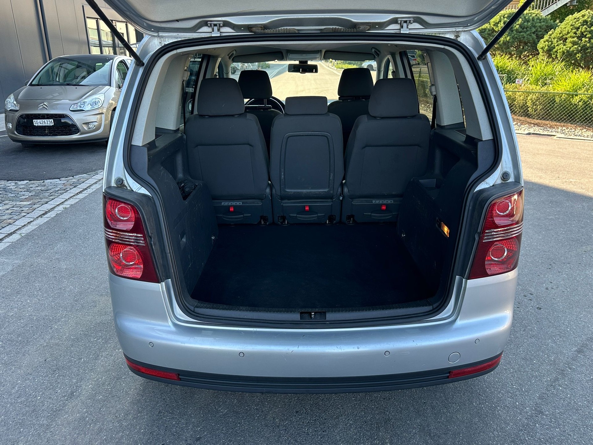 VW Touran 2.0 TDI Trendline-image-8