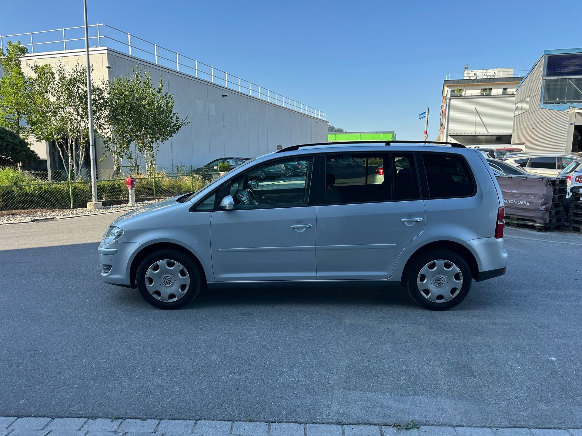 VW Touran 2.0 TDI Trendline-image-5