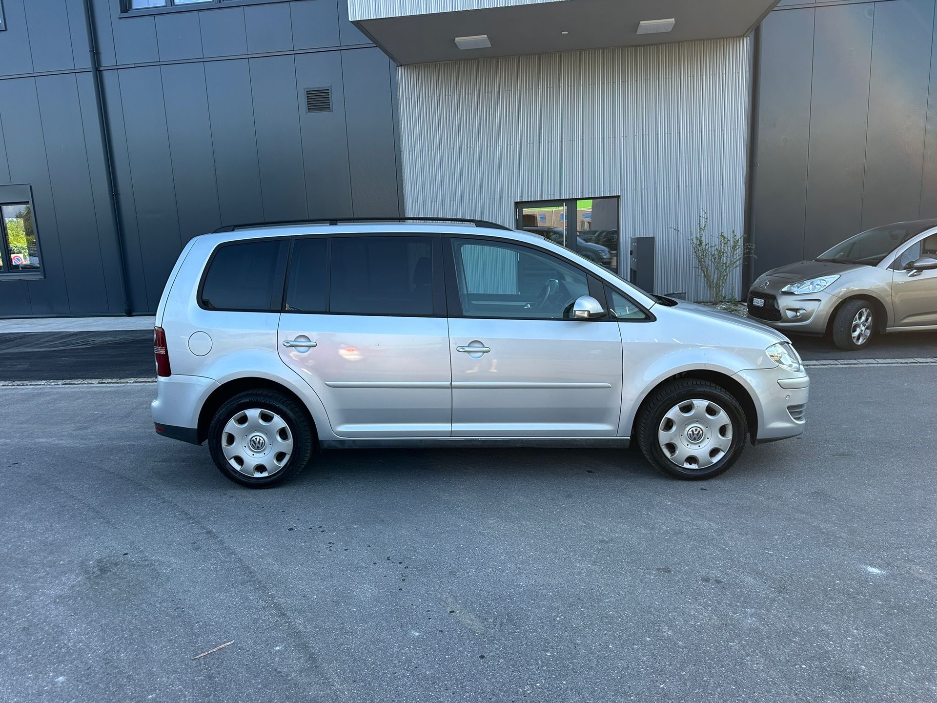 VW Touran 2.0 TDI Trendline-image-4
