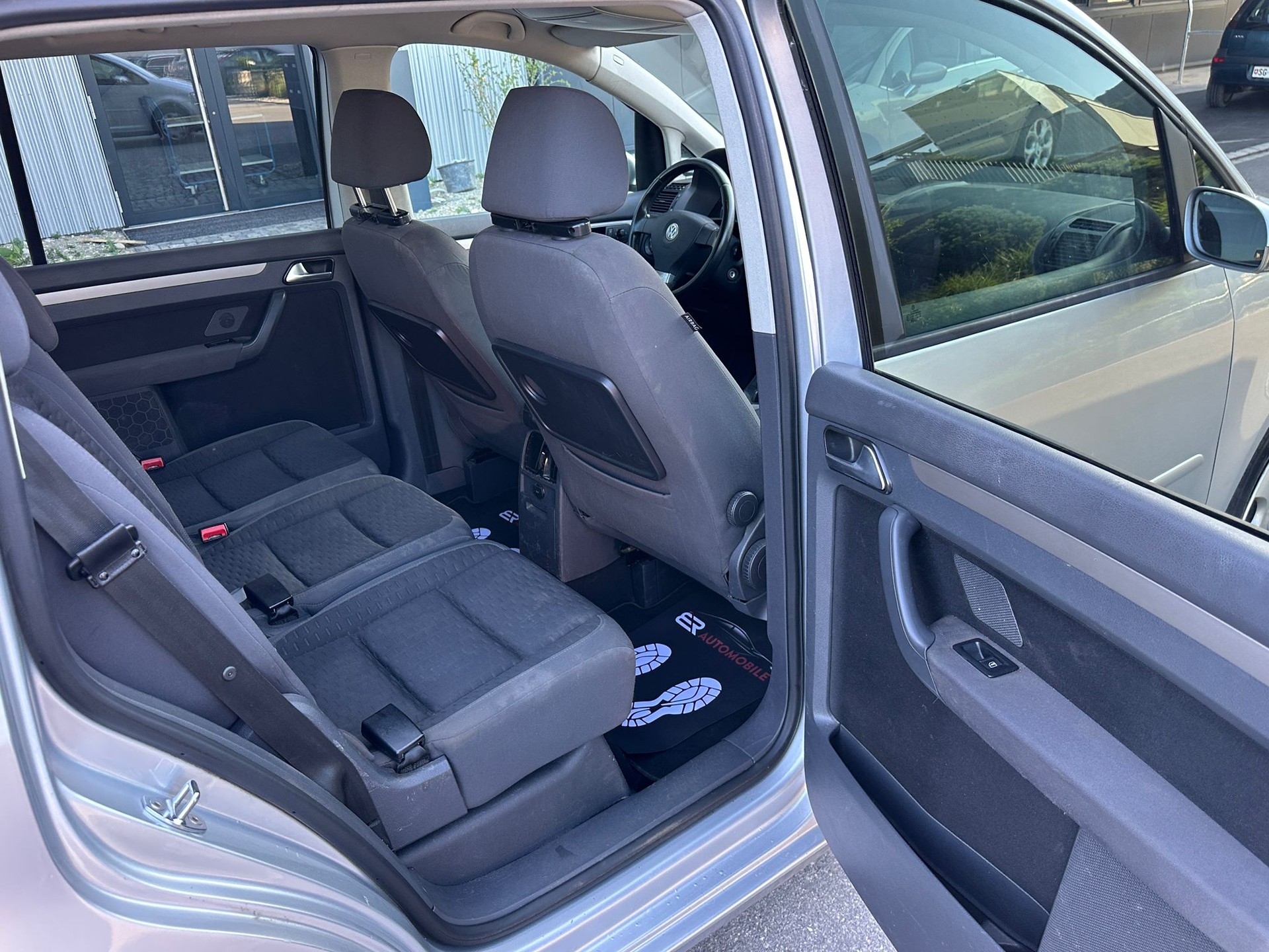 VW Touran 2.0 TDI Trendline-image-12