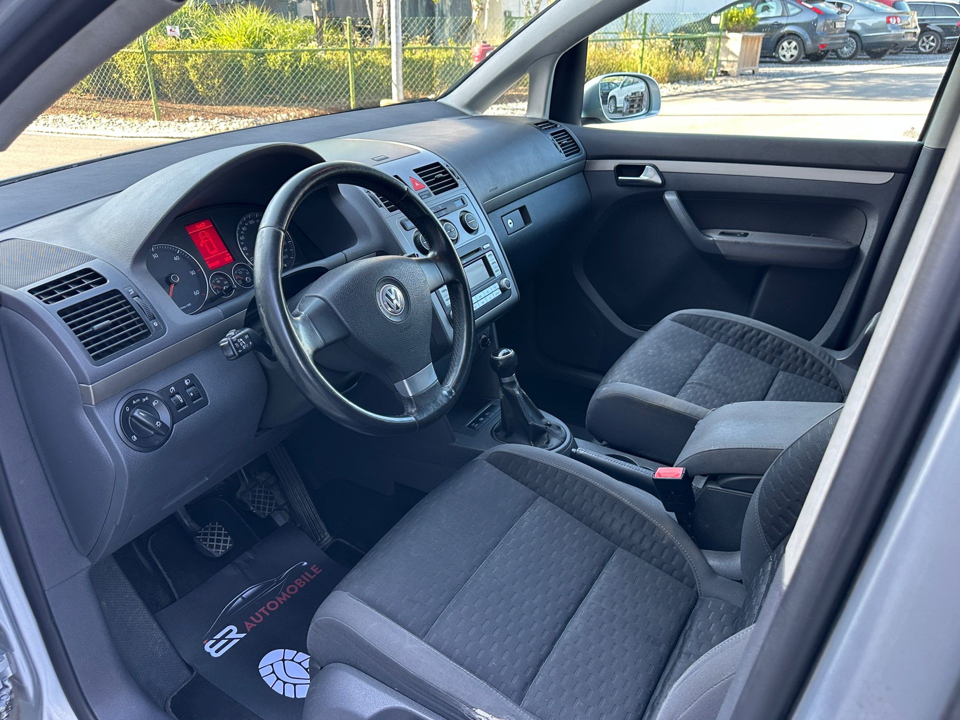 VW Touran 2.0 TDI Trendline-image-10
