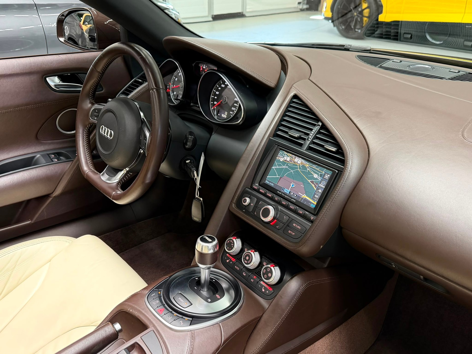 AUDI R8 Spyder 4.2 R-Tronic-image-26