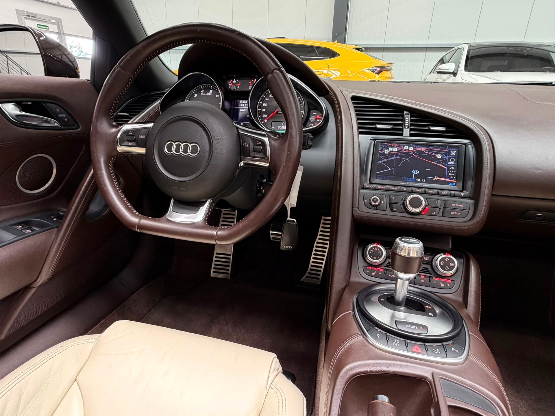 AUDI R8 Spyder 4.2 R-Tronic-image-17