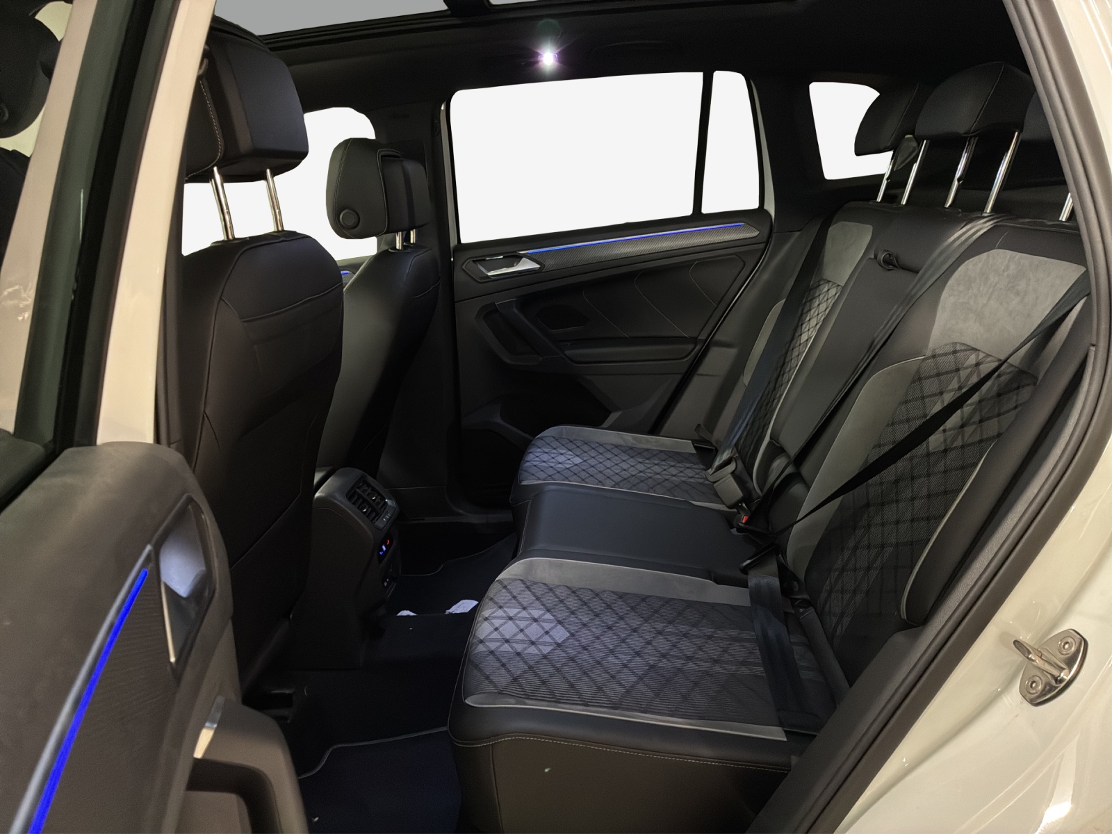 VW Tiguan 2.0TSI R-Line 4Motion DSG-image-11