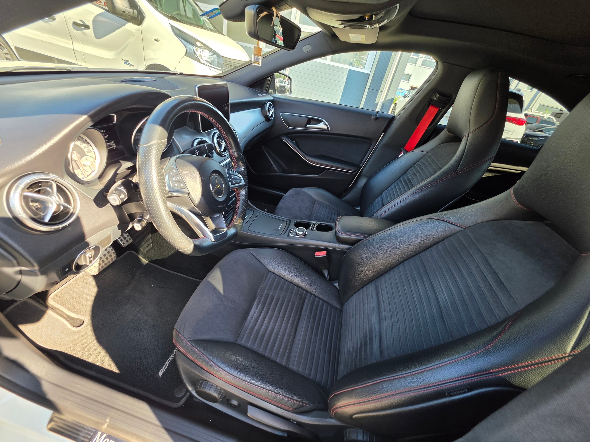 MERCEDES-BENZ CLA 200 AMG Line 7G-DCT-image-8