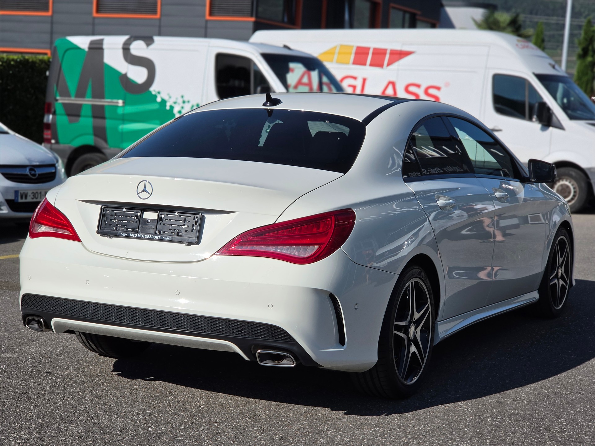 MERCEDES-BENZ CLA 200 AMG Line 7G-DCT-image-4