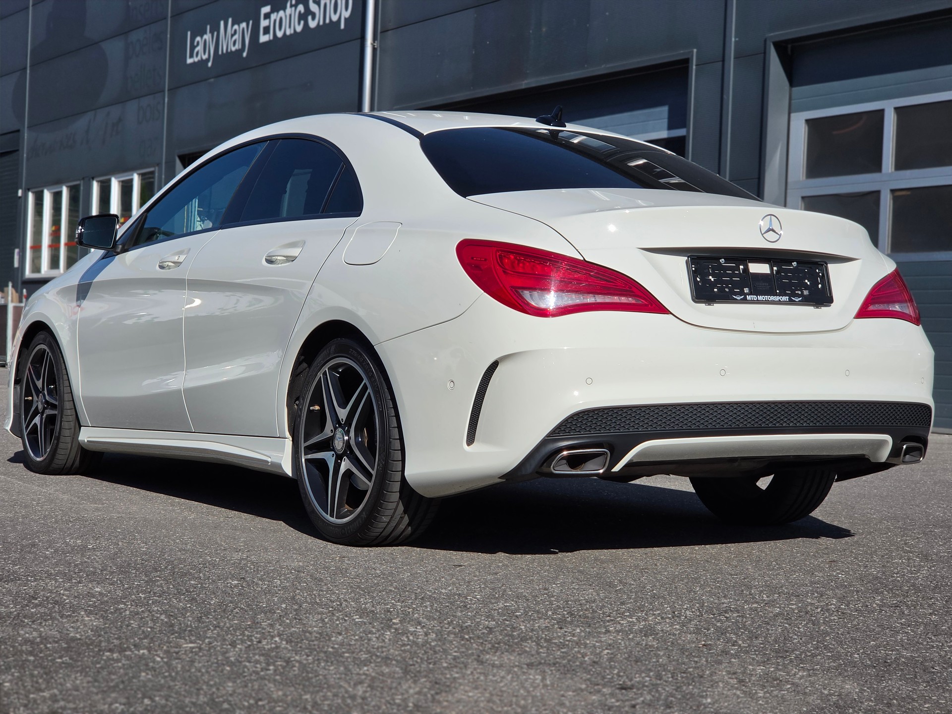MERCEDES-BENZ CLA 200 AMG Line 7G-DCT-image-5