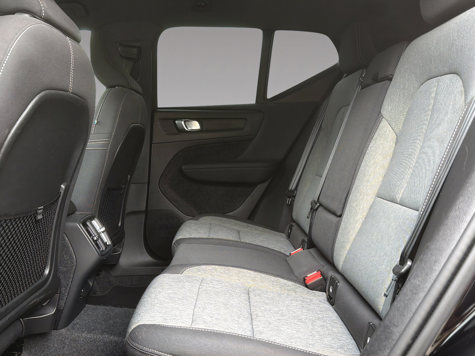 VOLVO XC40 2.0 B4 MH Plus Dark-image-16