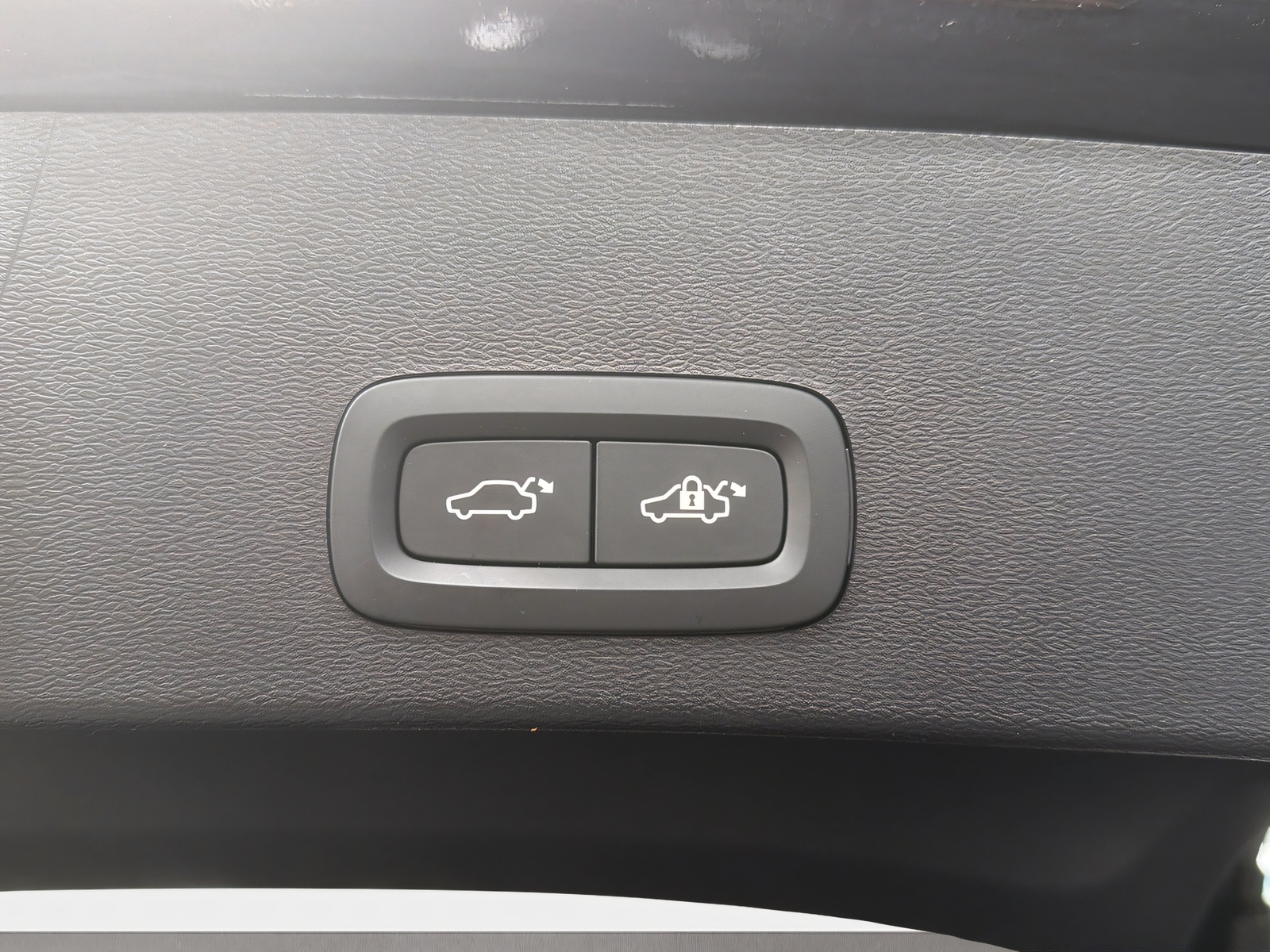 VOLVO XC40 2.0 B4 MH Plus Dark-image-18