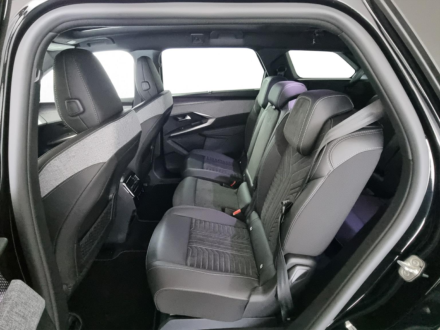 PEUGEOT 5008 GT Exclusive AWD 73kWh 7-Plätzer-image-6