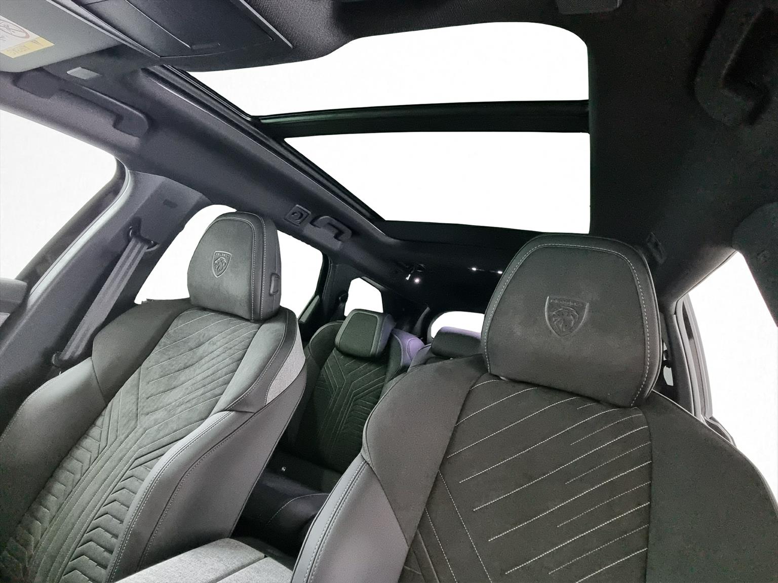 PEUGEOT 5008 GT Exclusive AWD 73kWh 7-Plätzer-image-12