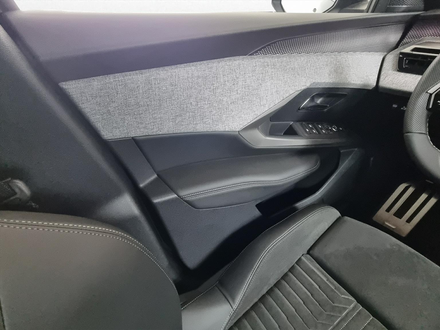 PEUGEOT 5008 GT Exclusive AWD 73kWh 7-Plätzer-image-11