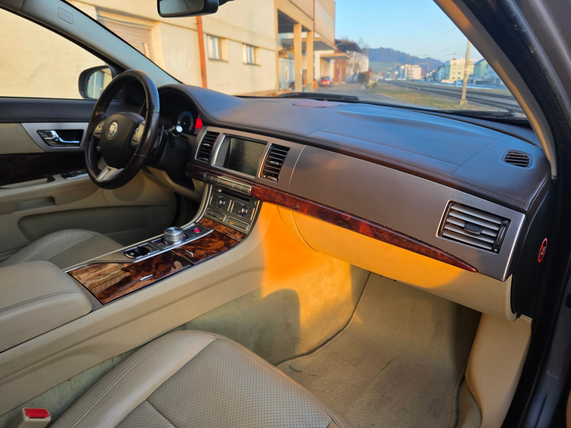 JAGUAR XF 2.7d V6 Premium Luxury-image-5