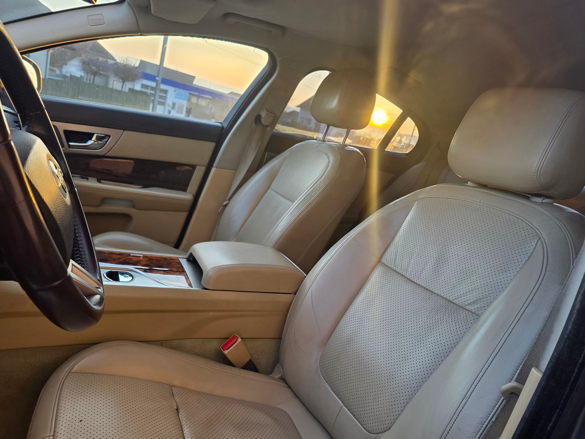 JAGUAR XF 2.7d V6 Premium Luxury-image-4