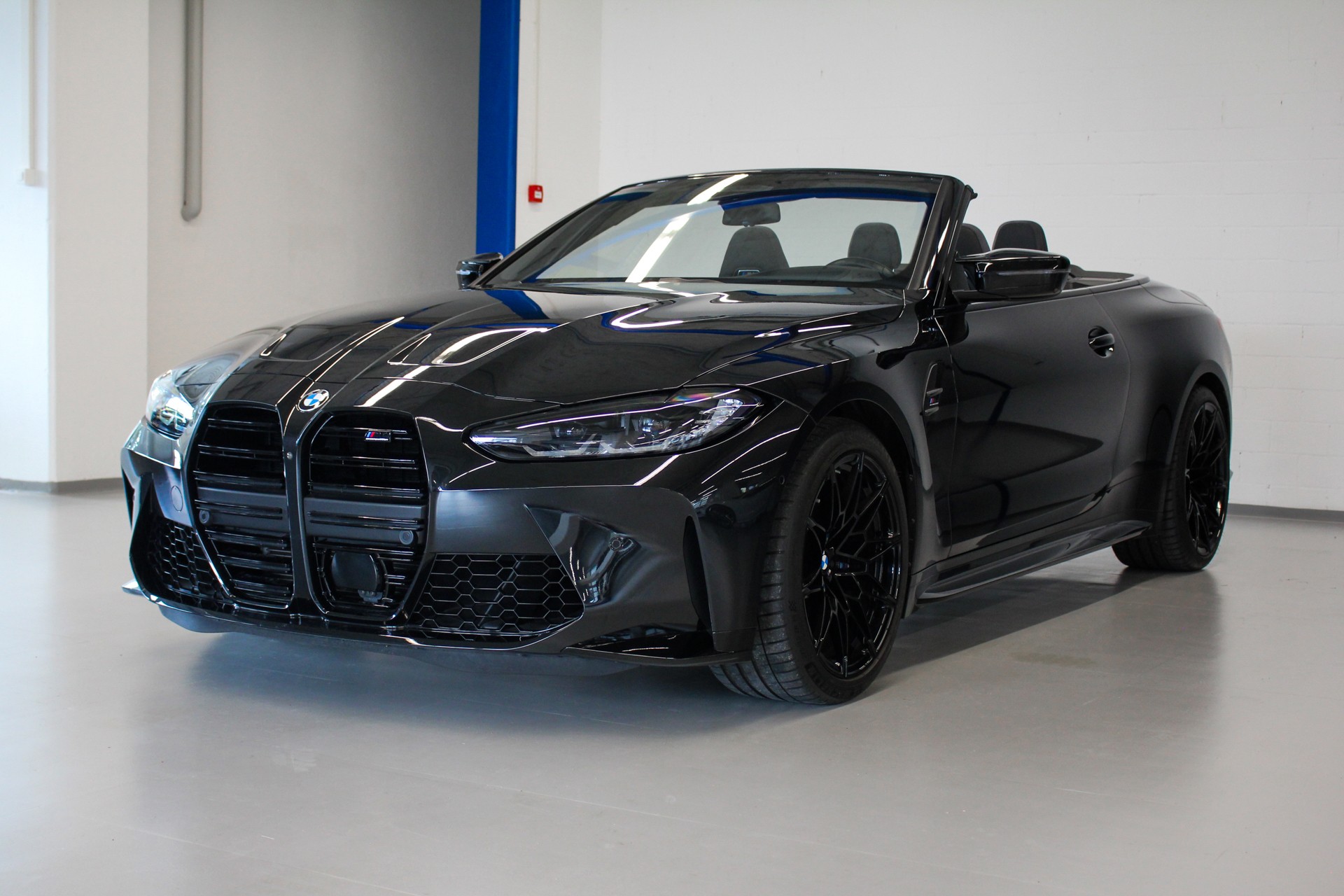 BMW M4 Cabrio Competition M xDrive-showroom-element-1