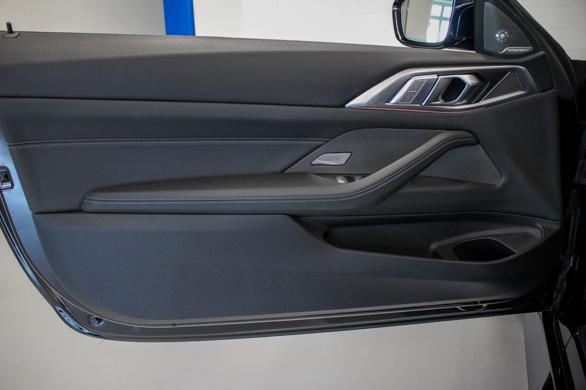 BMW M4 Cabrio Competition M xDrive-image-11