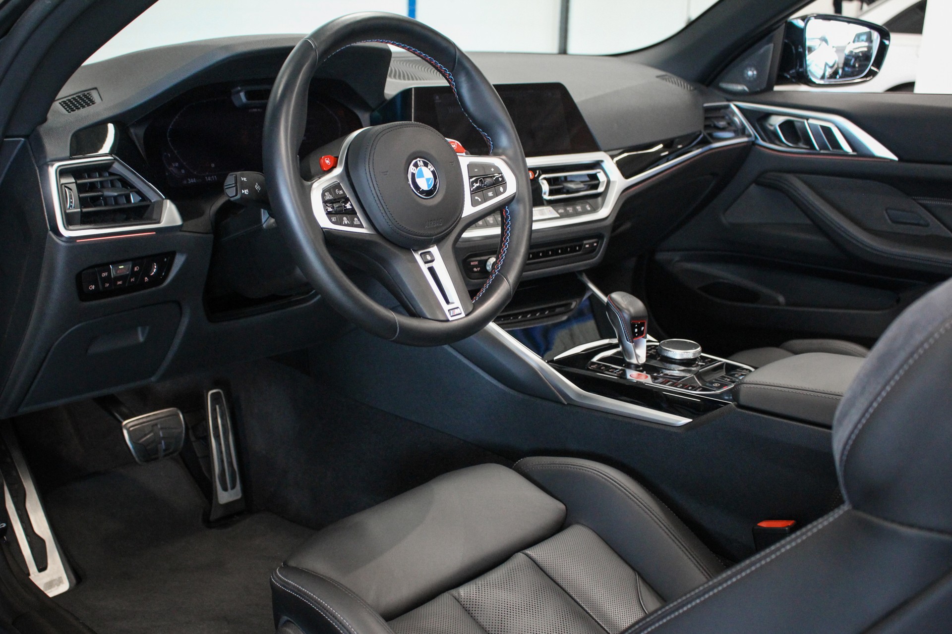 BMW M4 Cabrio Competition M xDrive-image-8