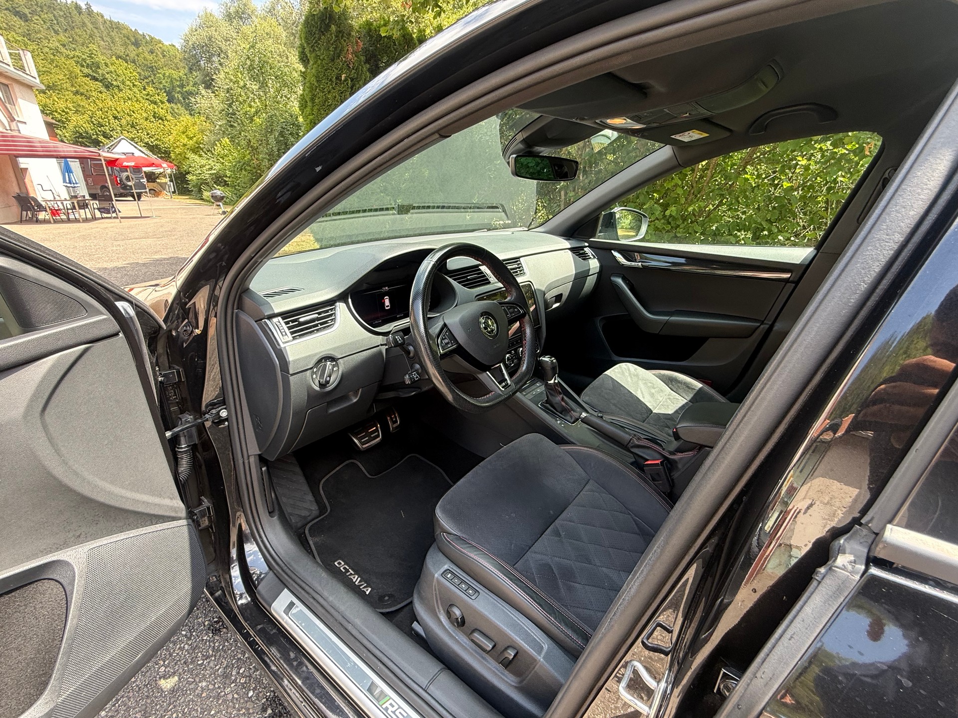 SKODA Octavia Combi 2.0 TSI RS Final Edition DSG-image-9