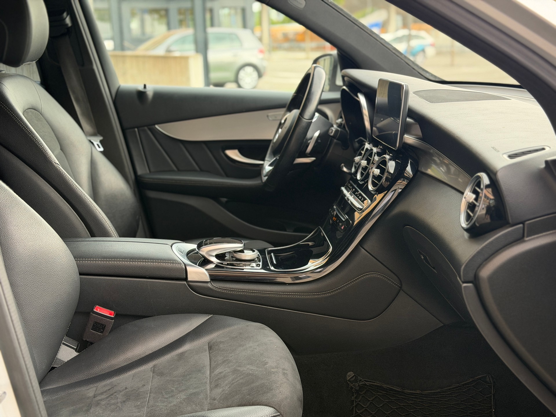 MERCEDES-BENZ GLC 220 d AMG Line 4Matic 9G-Tronic-image-24