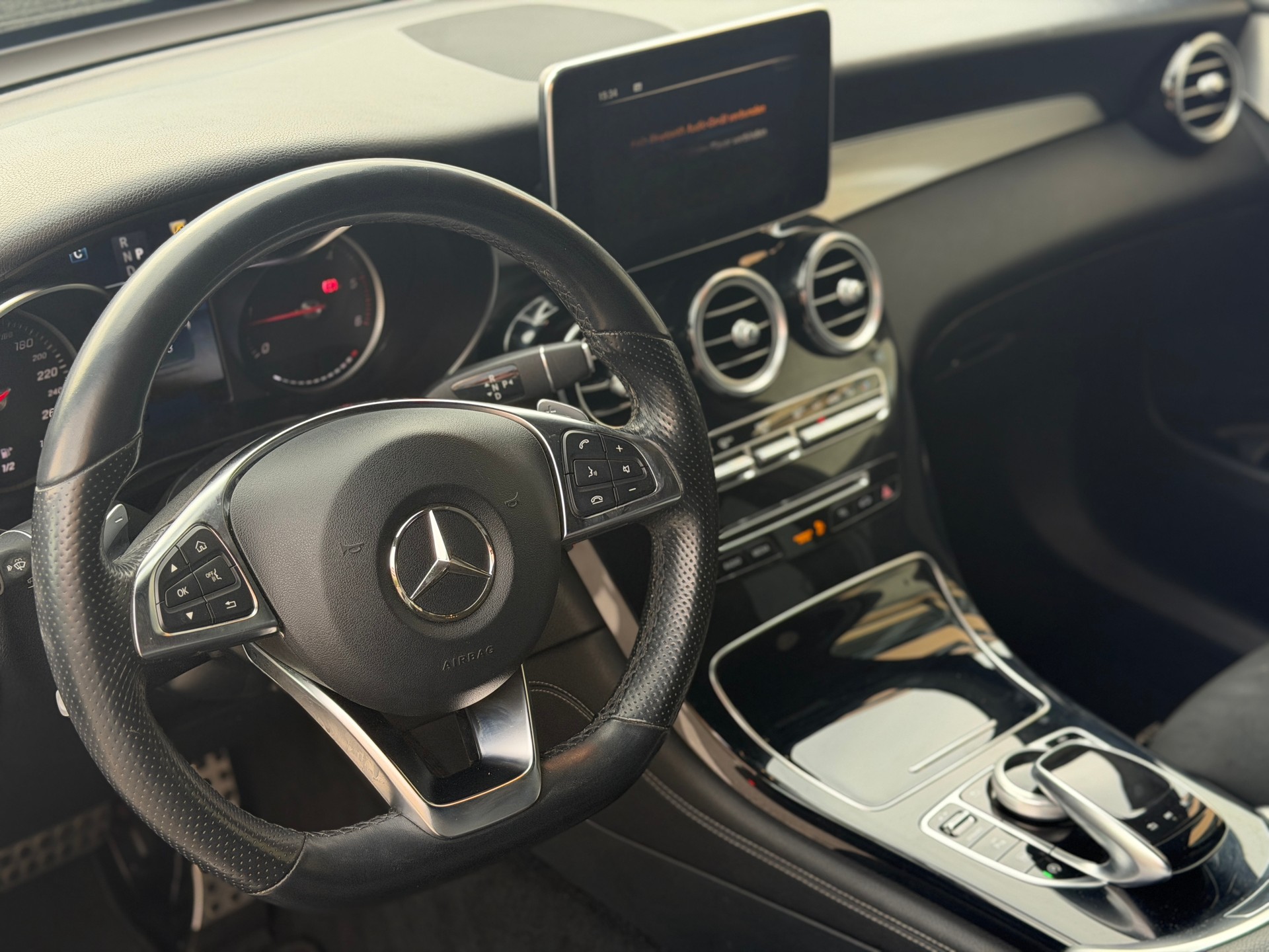 MERCEDES-BENZ GLC 220 d AMG Line 4Matic 9G-Tronic-image-17