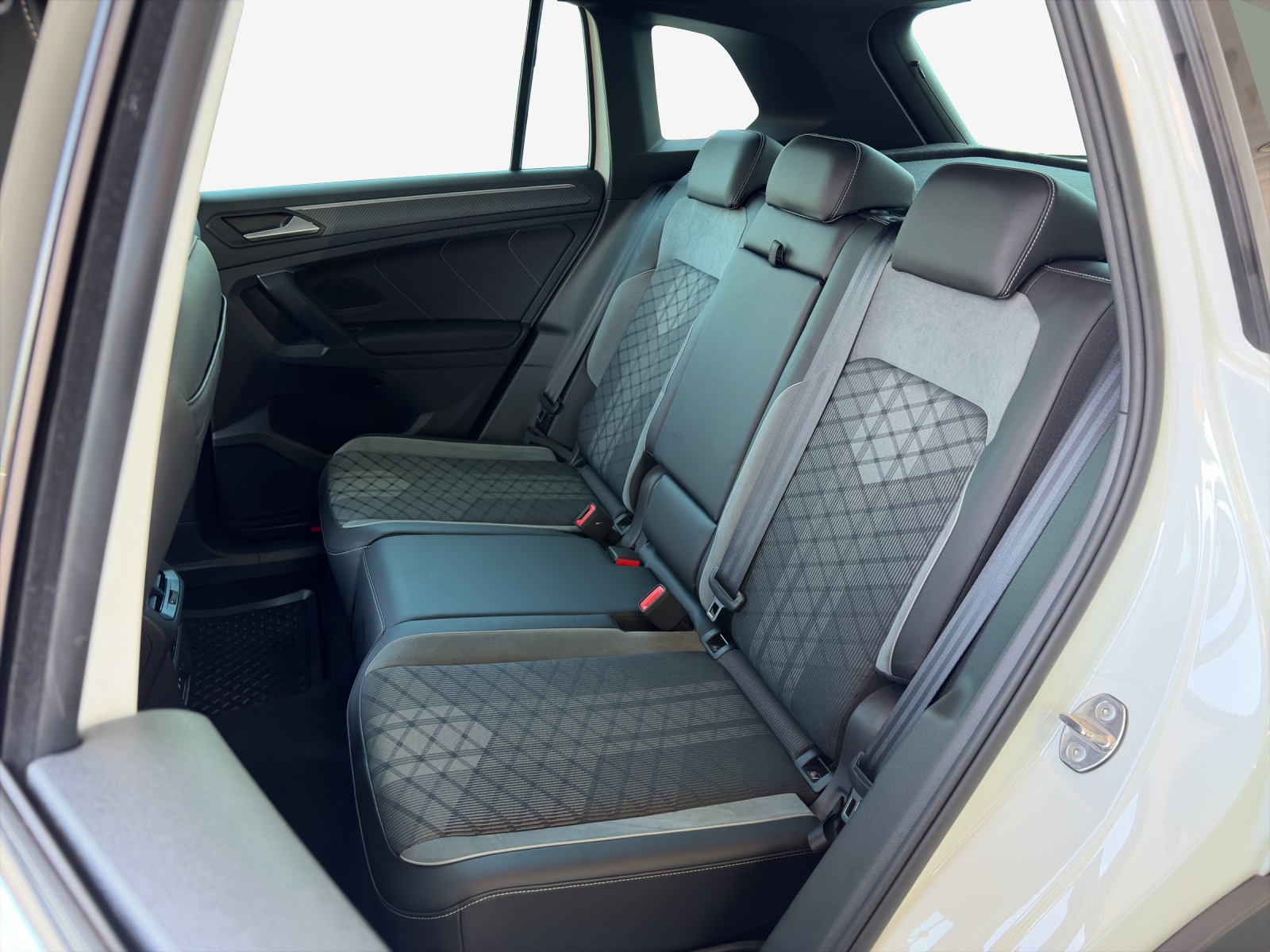 VW Tiguan 2.0TSI R-Line 4Motion DSG-image-11