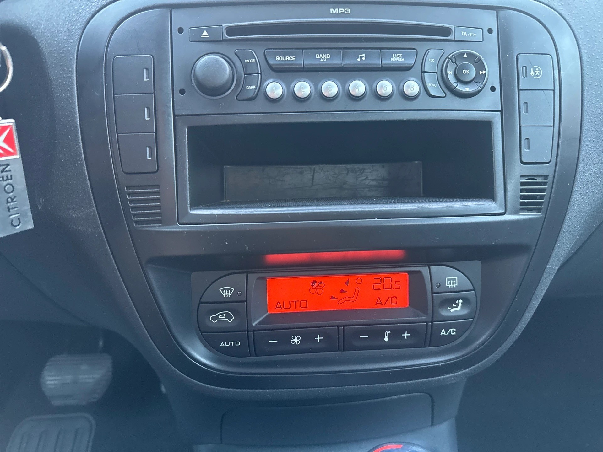 CITROEN C3 1.6i 16V Exclusive Automatic-image-8