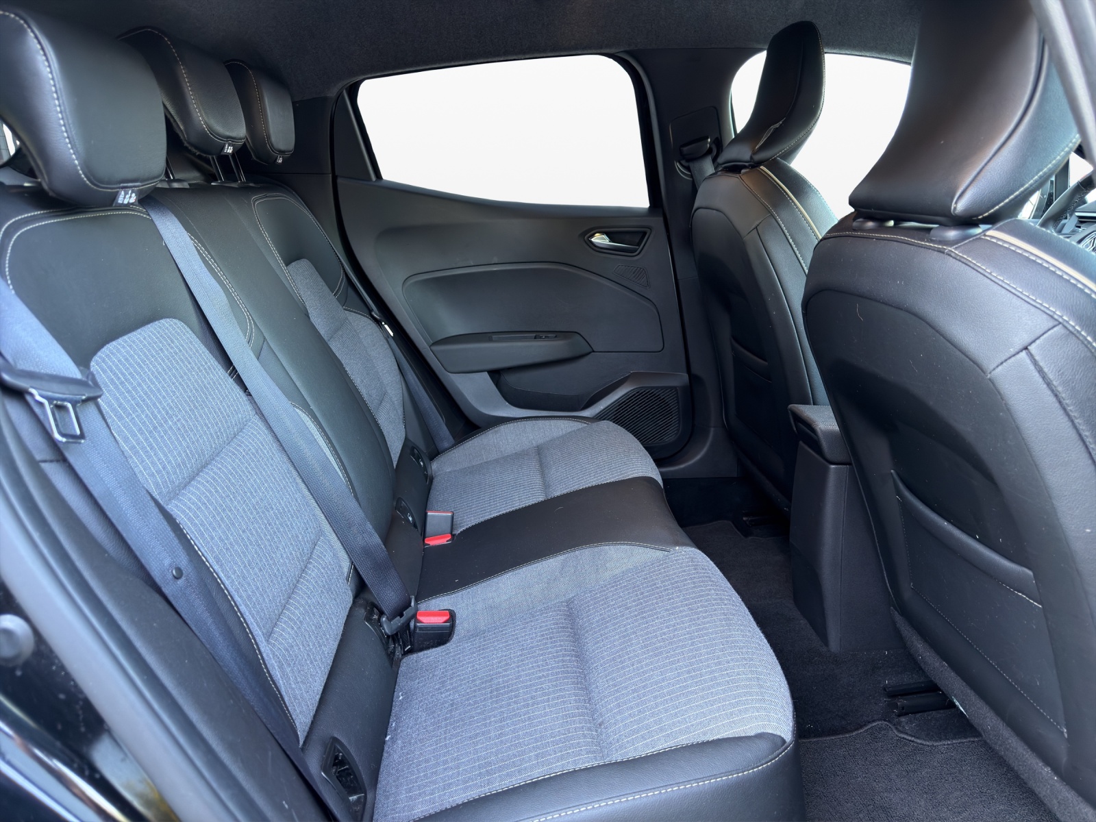 RENAULT Clio 1.0 Techno-image-18