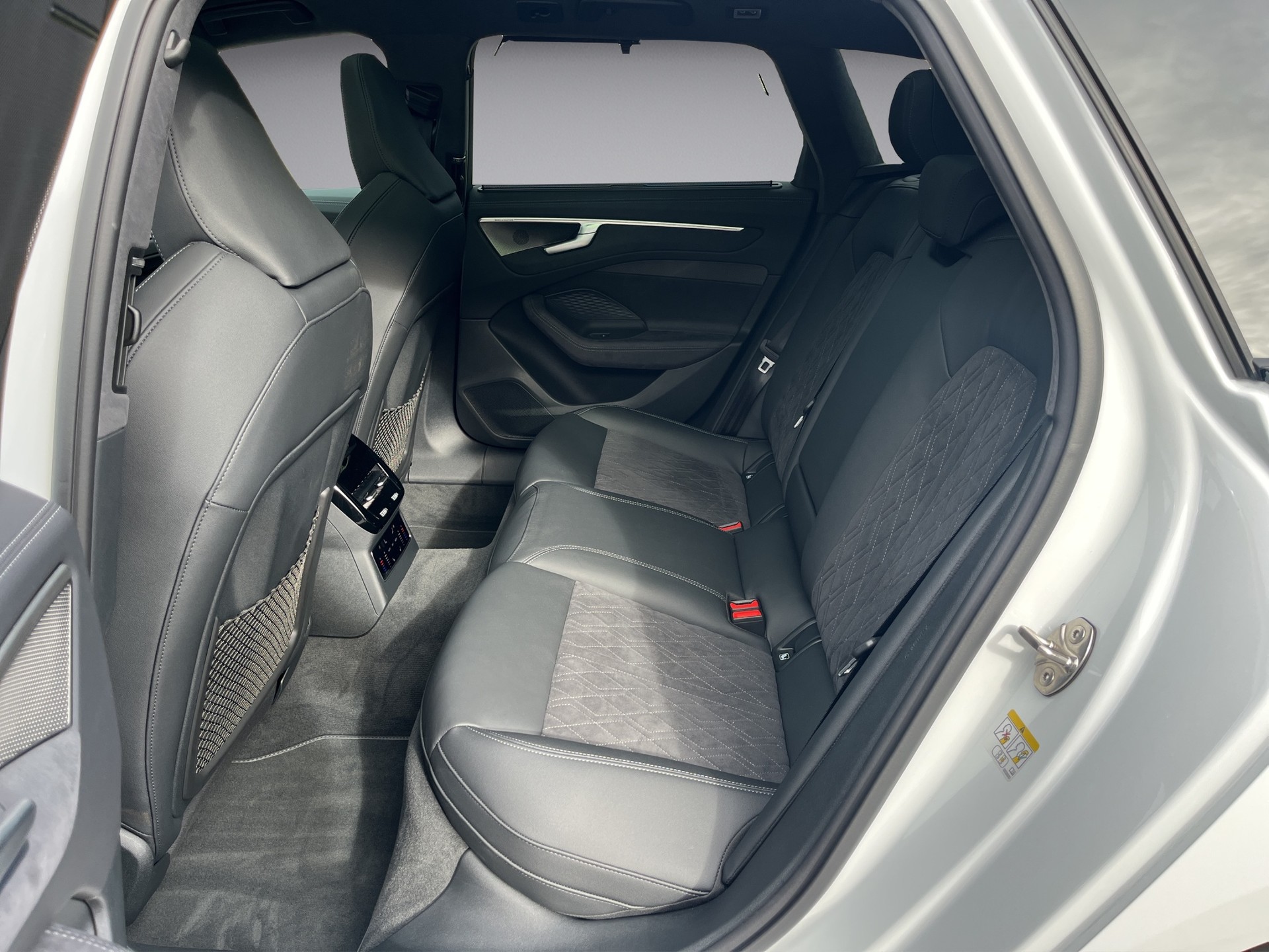AUDI A6 Avant e-hybrid quattro 270 kW S tronic*Panodach, Standklima, Vollausstattung, AHK, (5-Jahre Garantie)-image-9