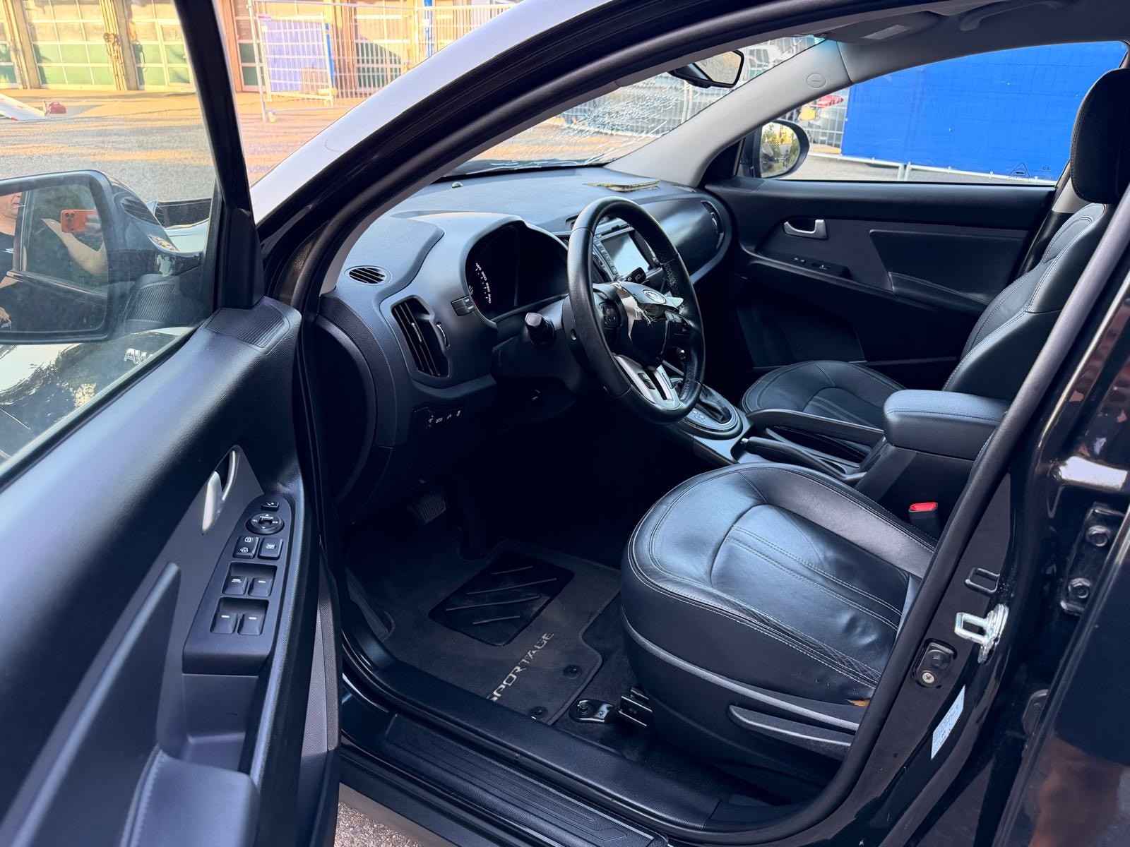 KIA Sportage 2.0 CRDi Style 4WD Automatic-image-8