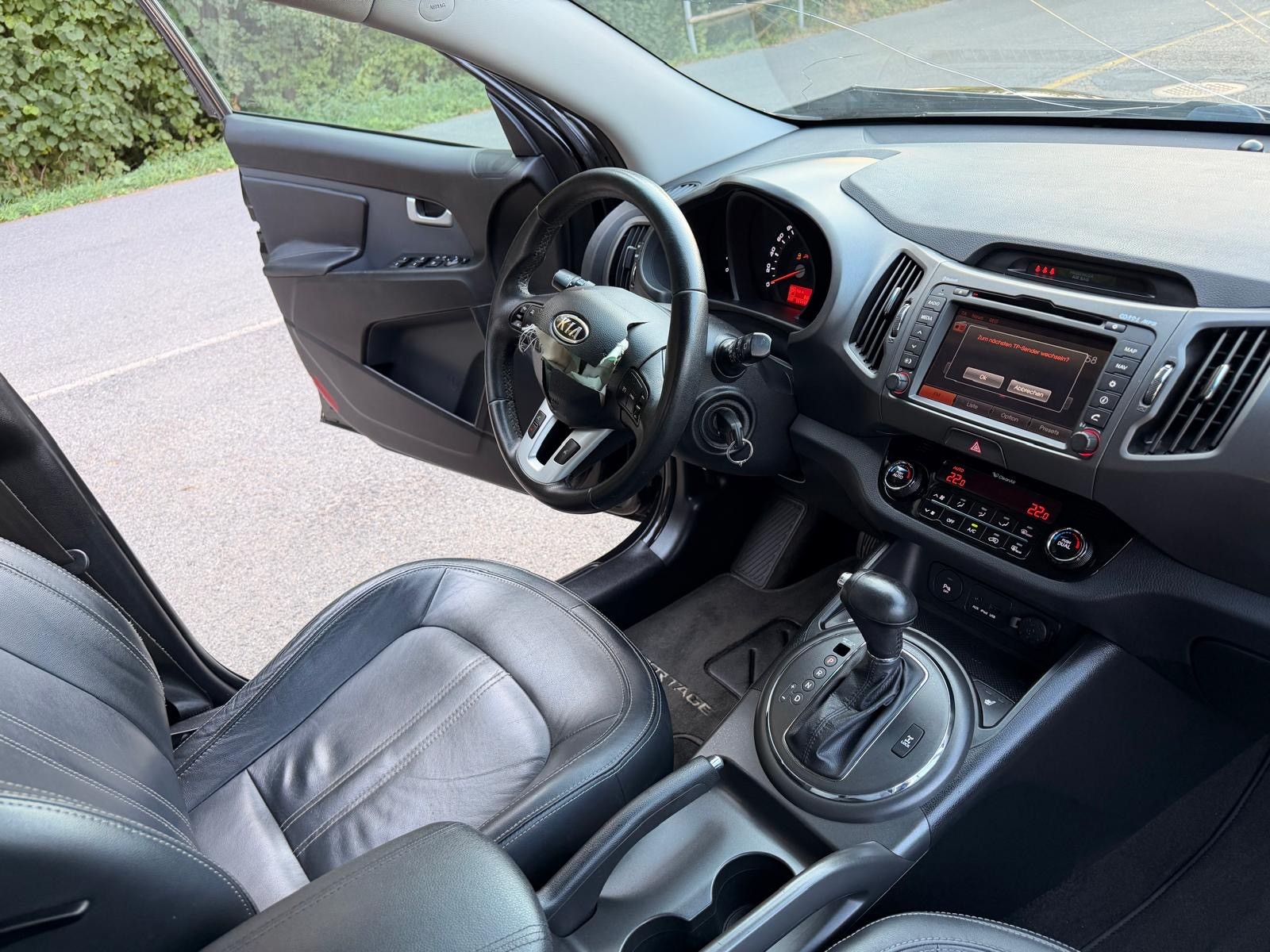 KIA Sportage 2.0 CRDi Style 4WD Automatic-image-12