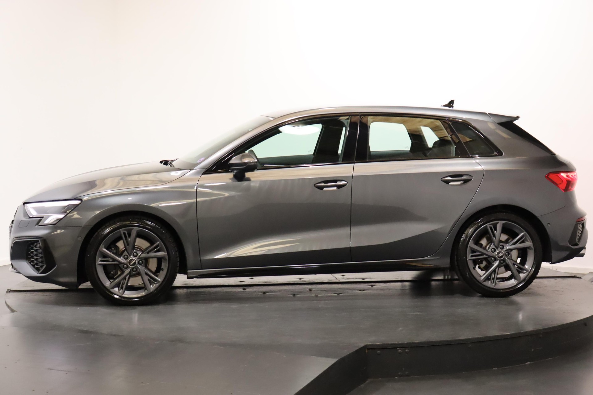 AUDI S3 Sportback 2.0 TFSI quattro S-Tronic-image-2