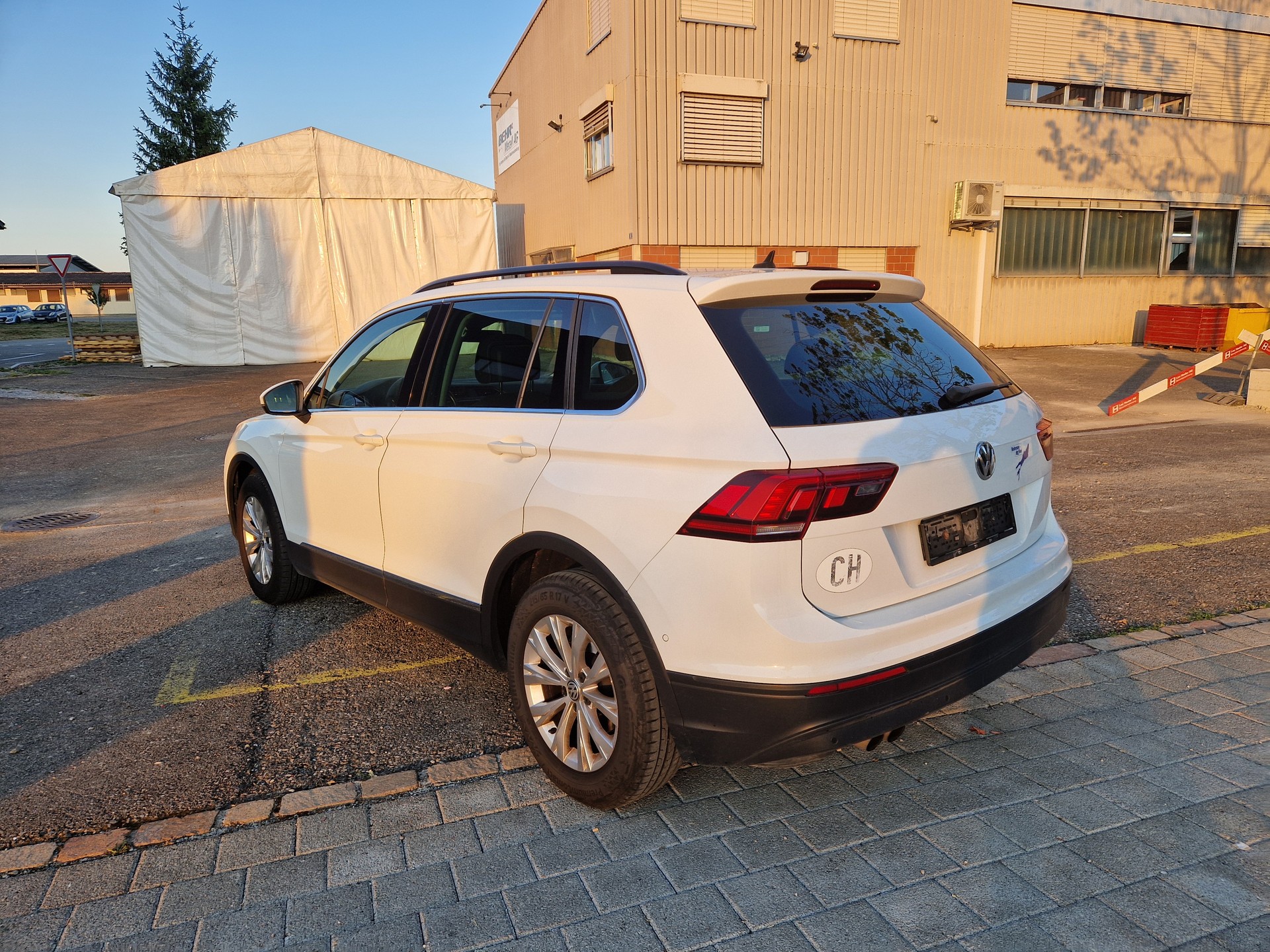 VW Tiguan 2.0TSI Comfortline 4Motion DSG-image-3