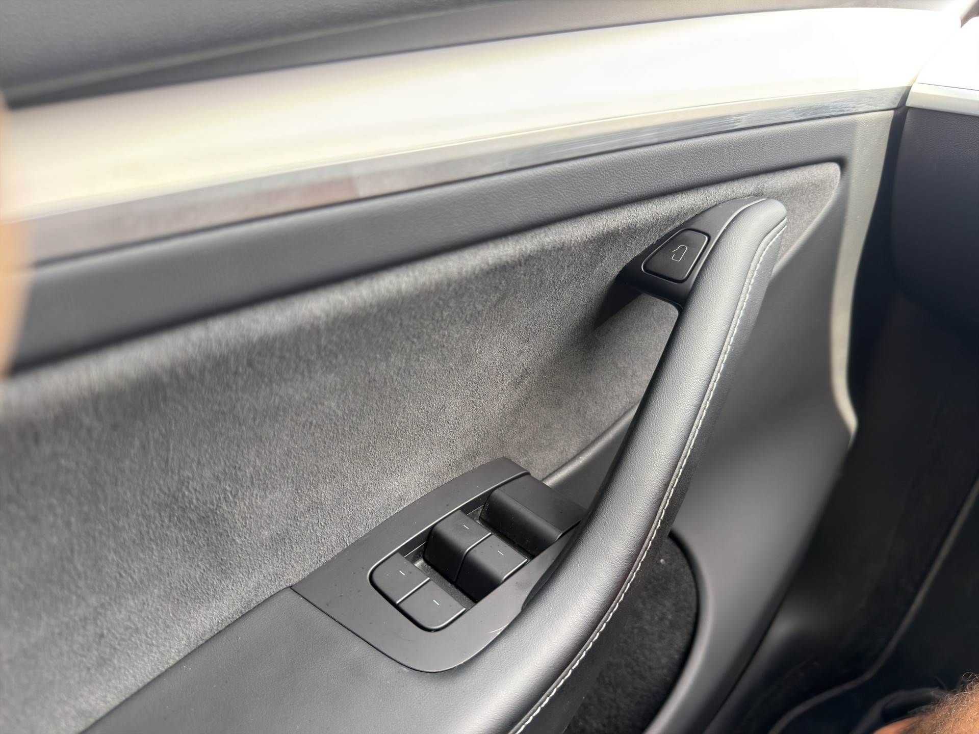 TESLA Model Y Performance D SOC 95.5% Weisses Interieur-image-32
